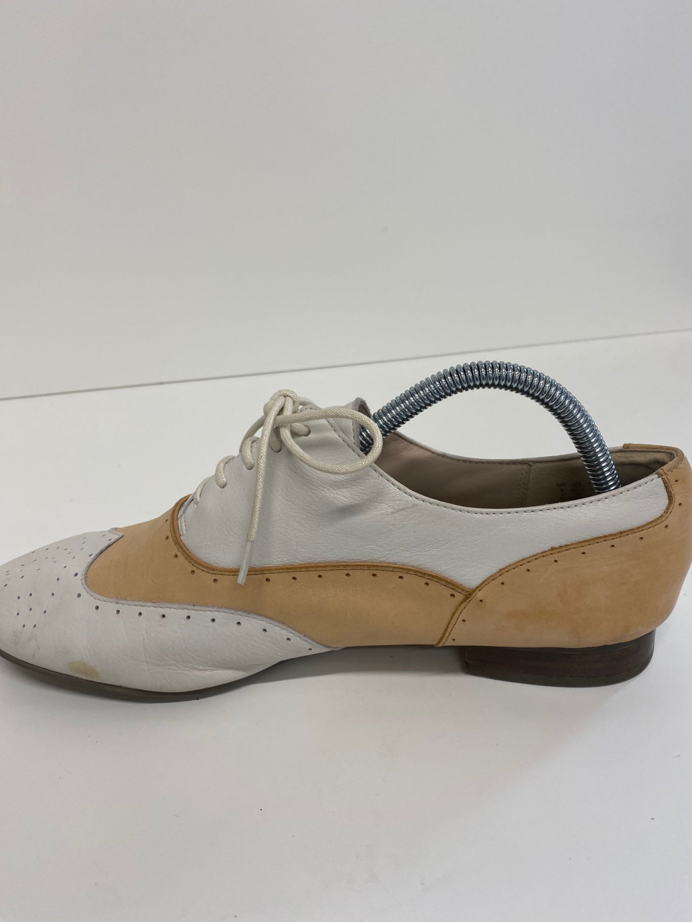 Fabulous Clark’s Narrative Demi Brogue UK 8 D White and Tan LK006