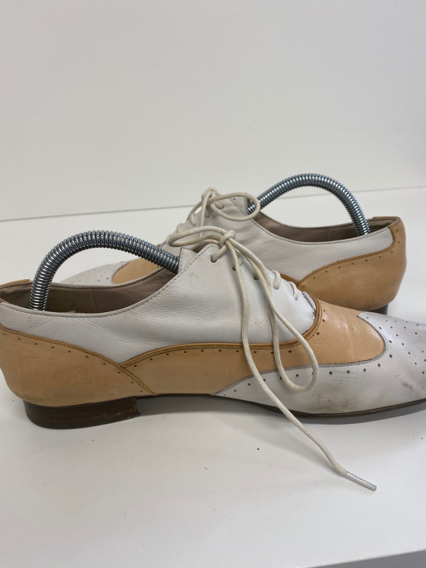 Fabulous Clark’s Narrative Demi Brogue UK 8 D White and Tan LK006