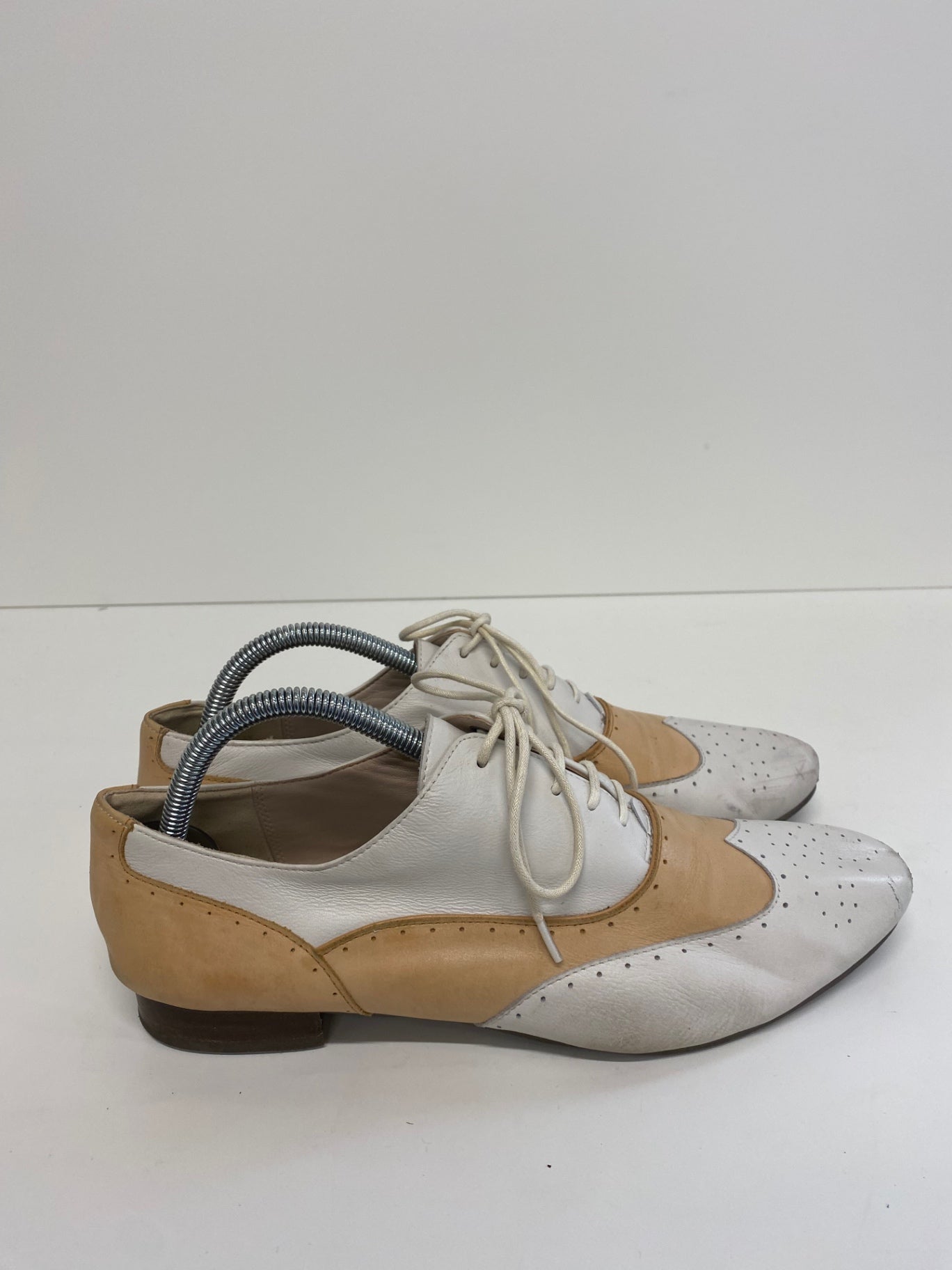 Fabulous Clark’s Narrative Demi Brogue UK 8 D White and Tan LK006