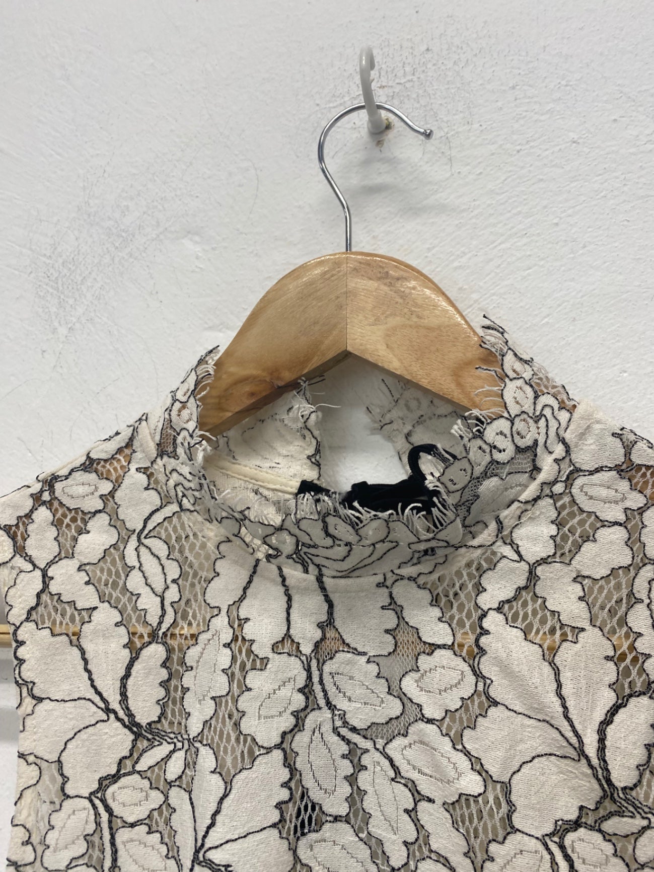 Fabulous H&M Sleeveless lace top Uk6 Ivory & black RG020