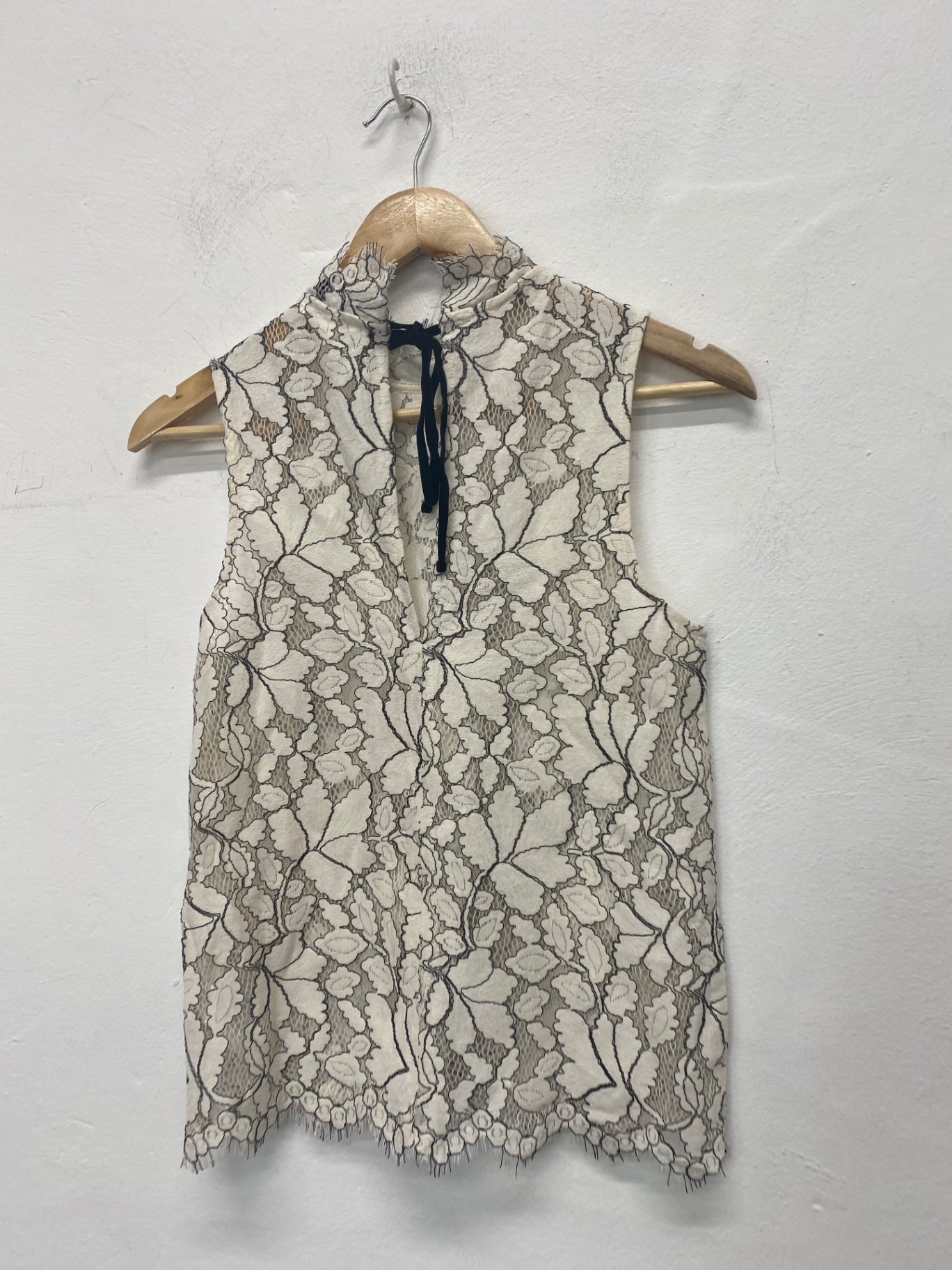 Fabulous H&M Sleeveless lace top Uk6 Ivory & black RG020