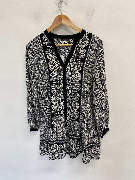 Gorgeous Zara Mini dress M Black and white pattern semi sheer boho RG020