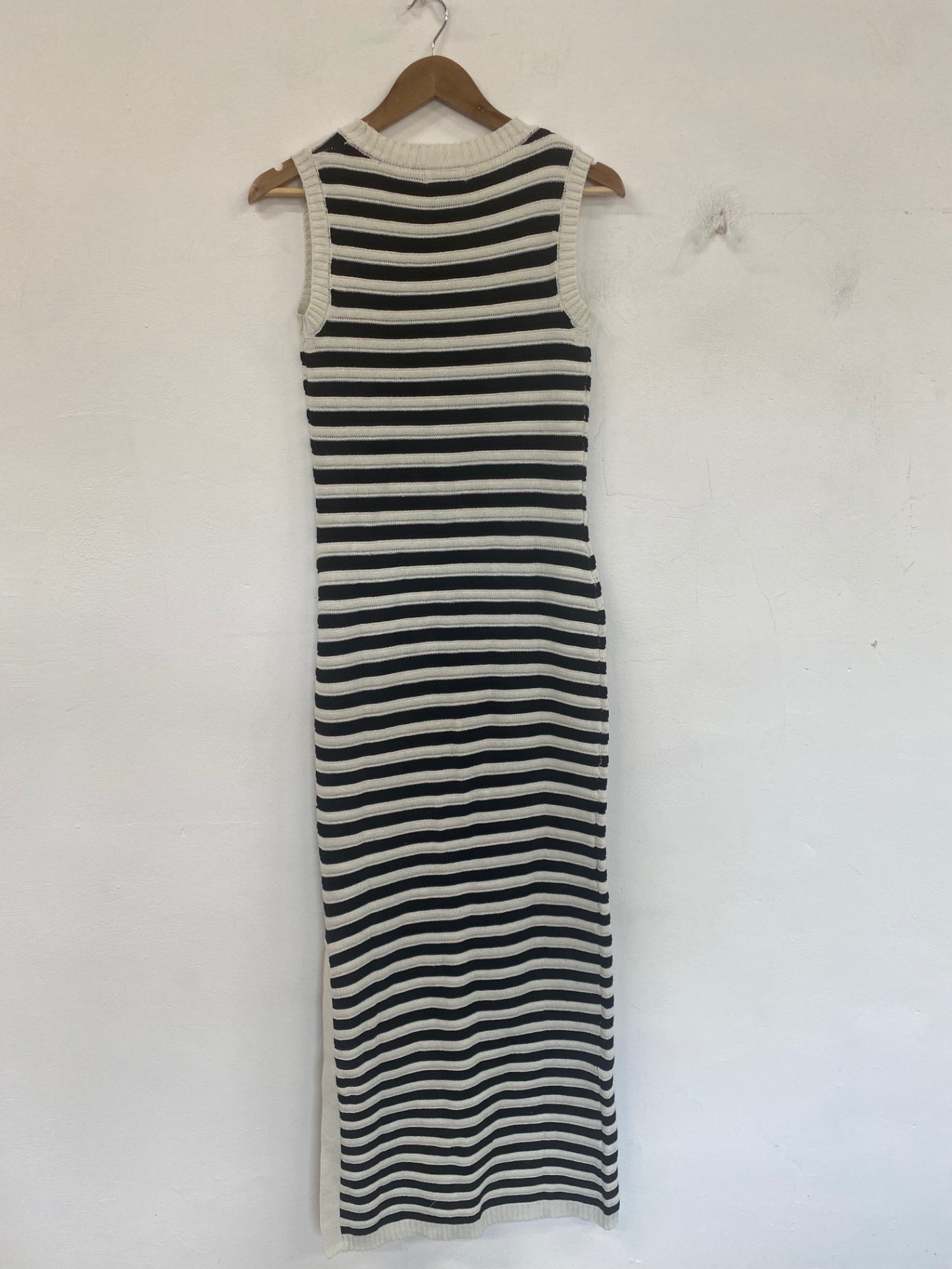 Fabulous In The Style Knit Dress UK 10/12 Black and off-white stripes RG020