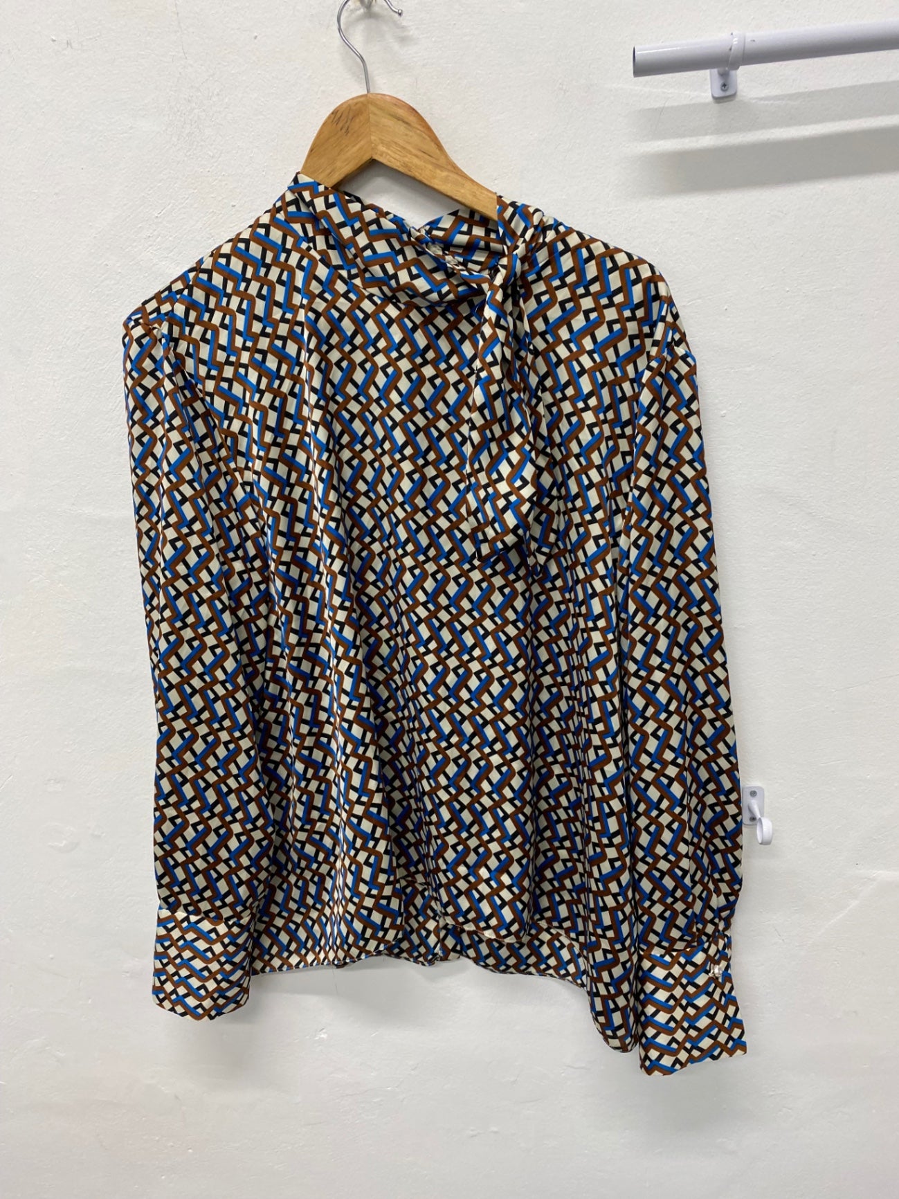 Stunning Zara Blouse pussy bow XL geometric pattern KM001
