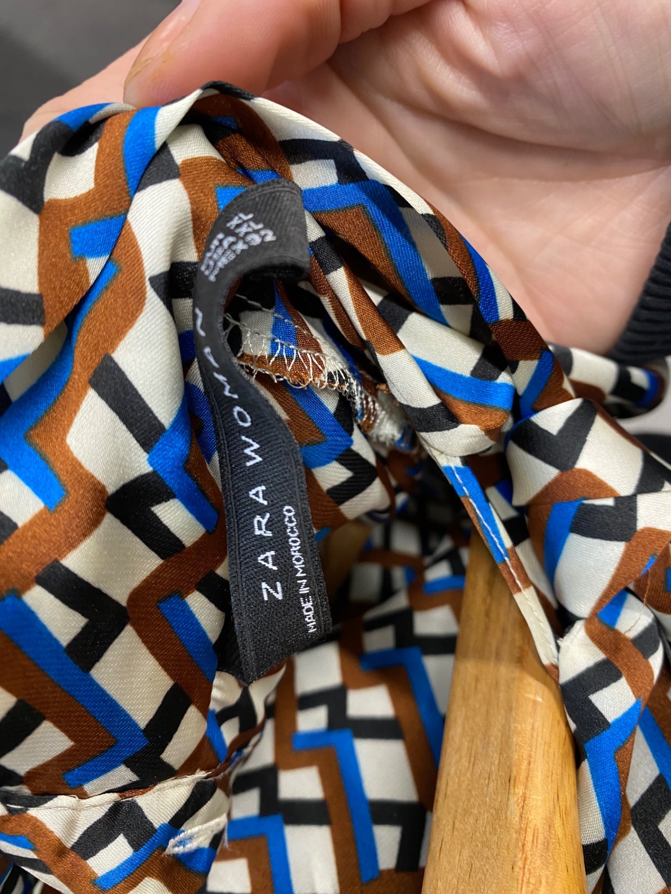 Stunning Zara Blouse pussy bow XL geometric pattern KM001