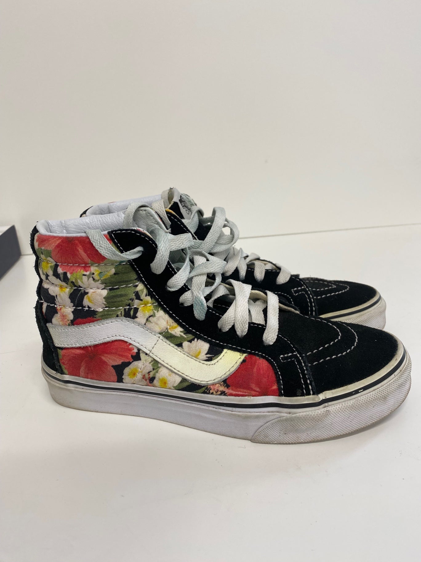 Classic Vans Sneakers UK3 Black Floral Patterns BT001