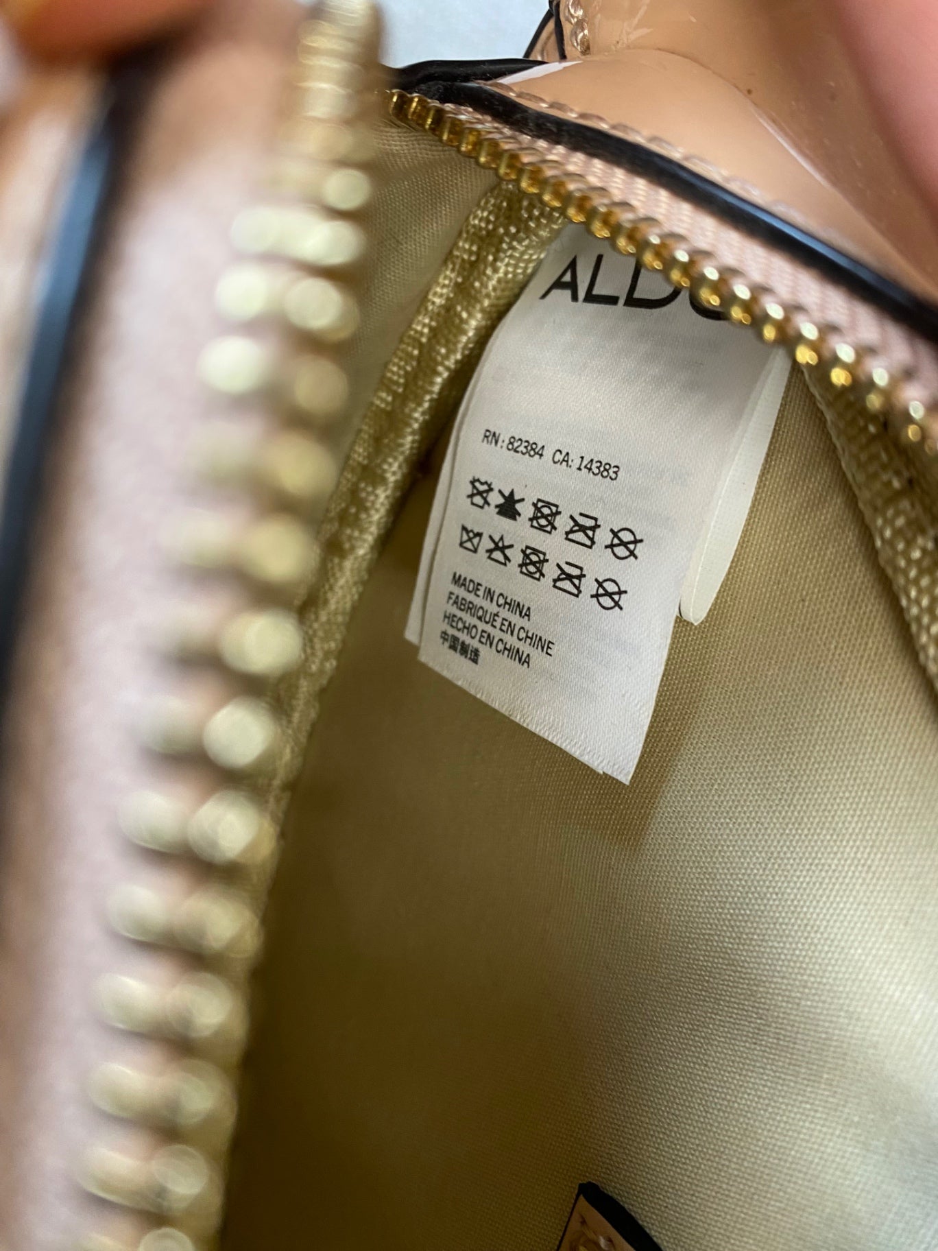 Fabulous Aldo Lips Handbag One size Beige chain handle GC003