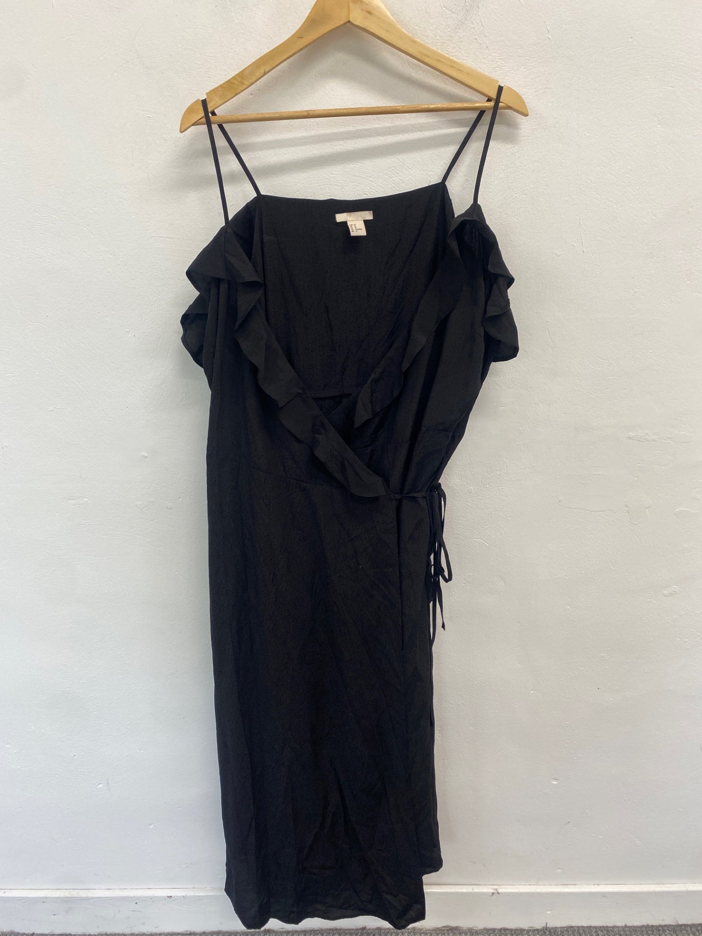 Fabulous H&M Wrap dress UK16 Black frill AM013