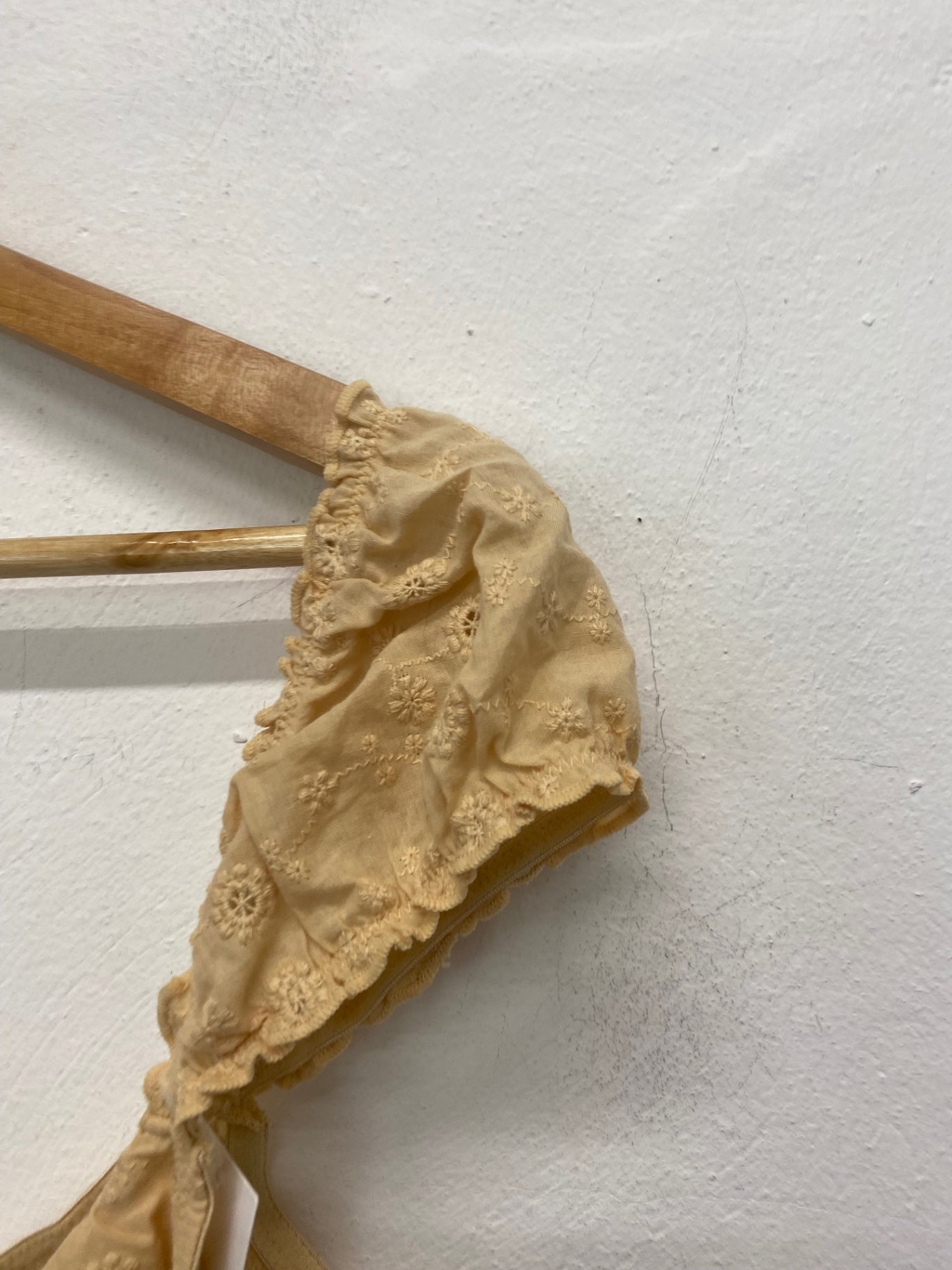 Gorgeous Urban Outfitters Bra 34C Butterscotch Yellow broderie FH004