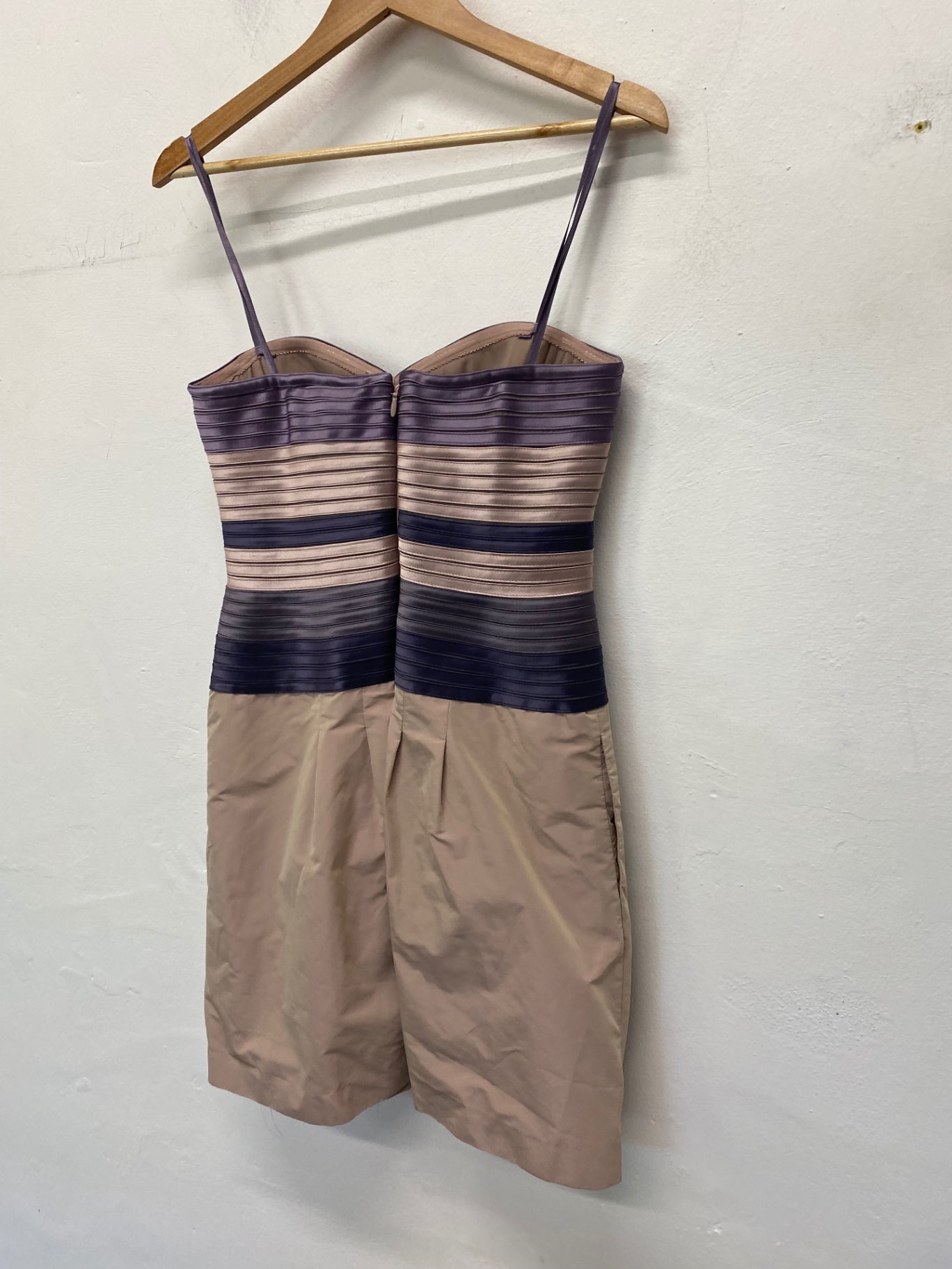 Gorgeous BCBGMAXAZRIA Party Dress UK8 Beige purple party occasion LB005