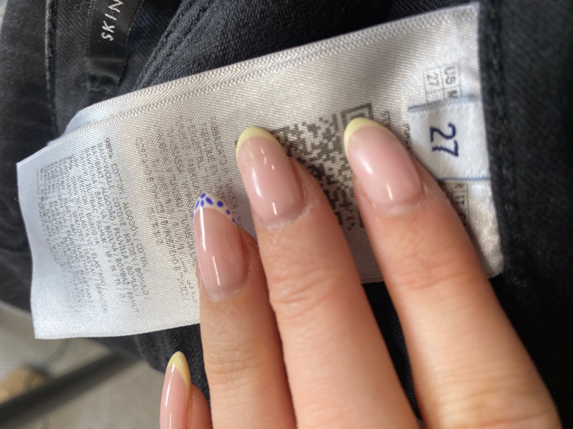 Gorgeous Guess Low W27” Black pinstripe SL002