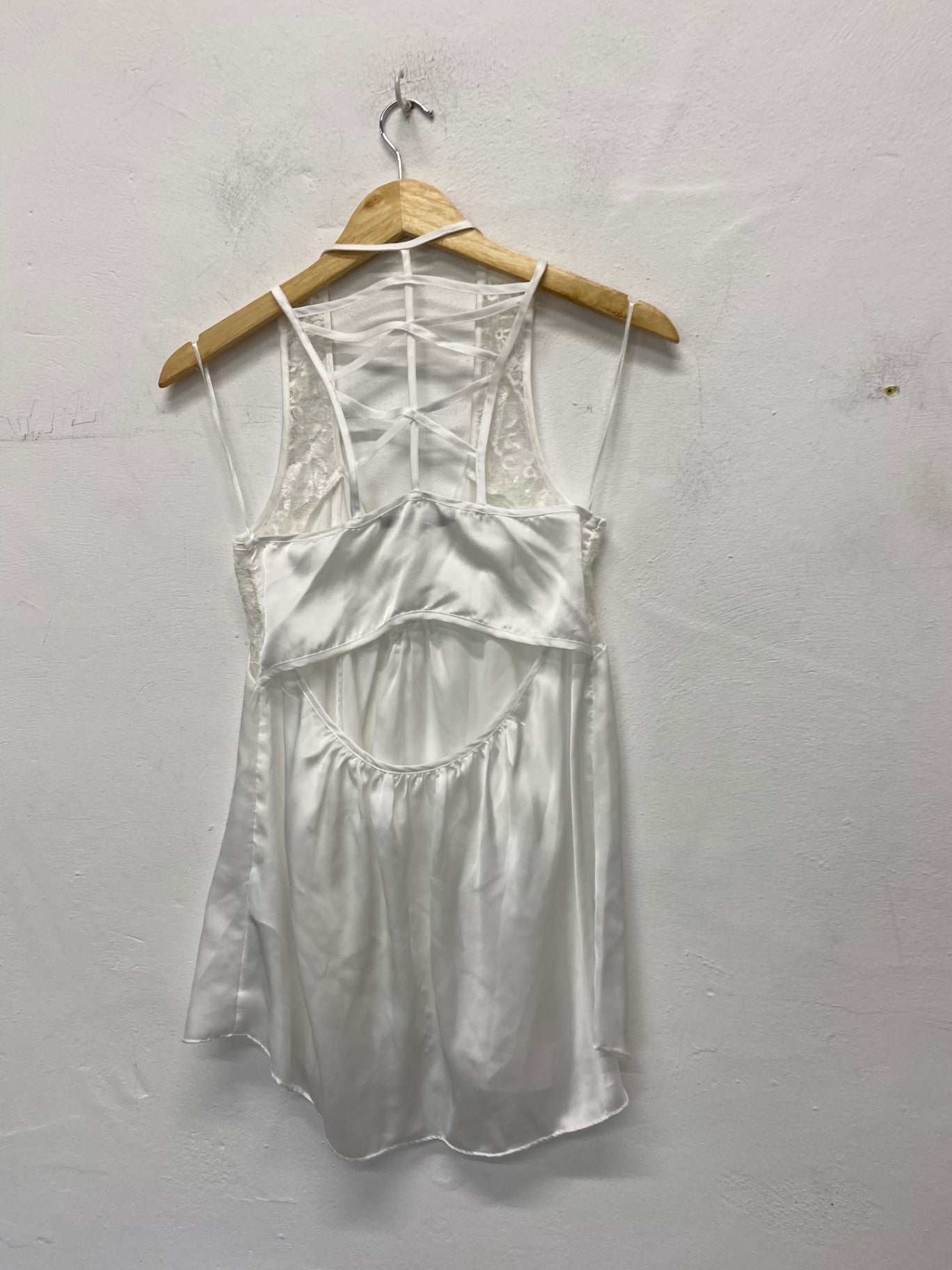 Gorgeous Guess Camisole UK S White slinky classic SL002