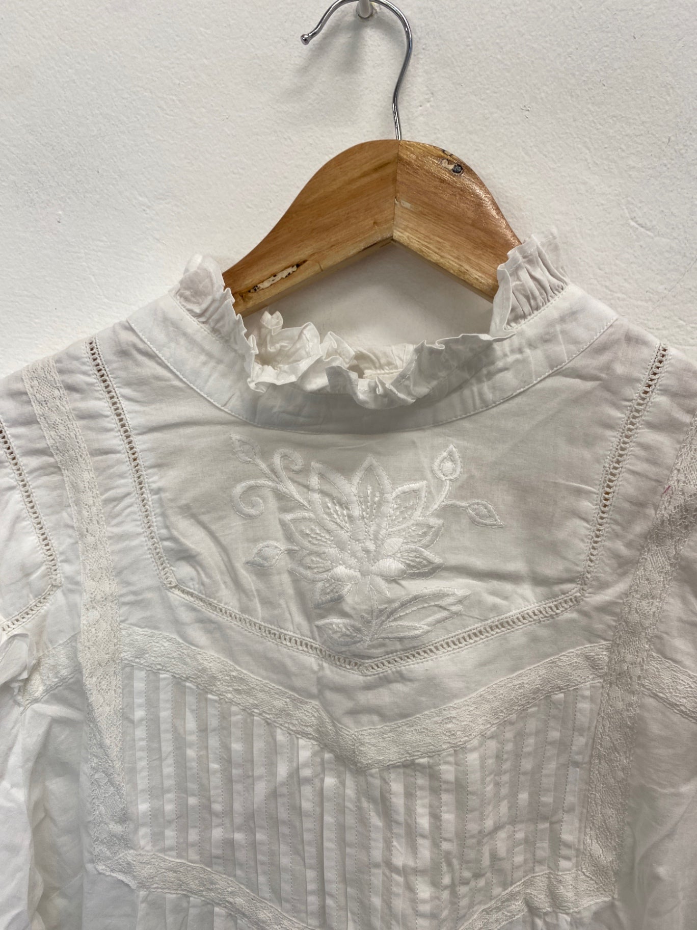 Fabulous Dilli grey Blouse UK14 White broderie new LT002