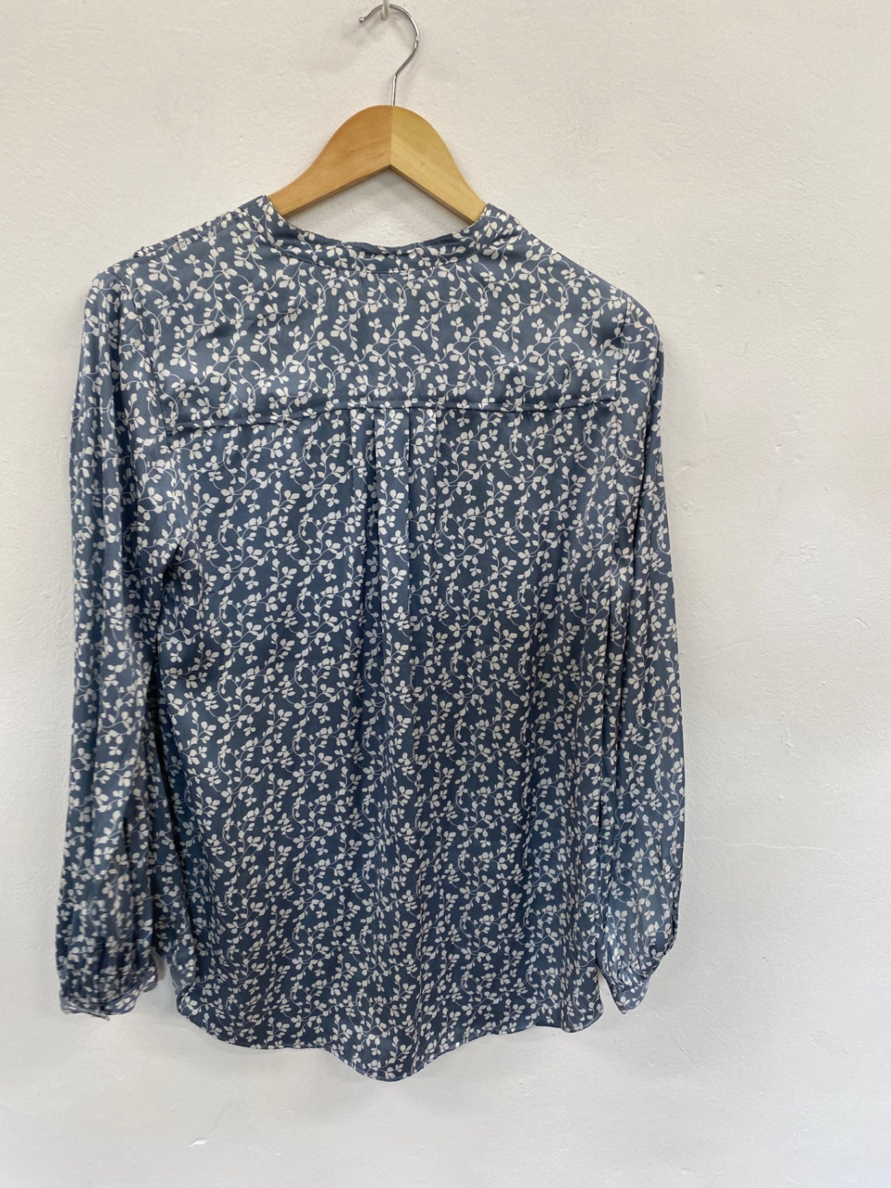 Gorgeous M&S Blouse UK8 Blue & White classic piece HT149