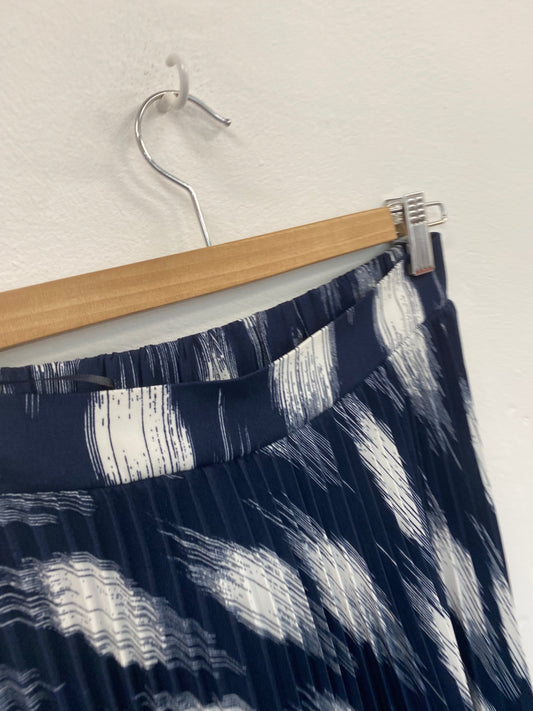 Gorgeous Marks & Spencers pleated midi Skirt UK8 Navy blue & white HT149
