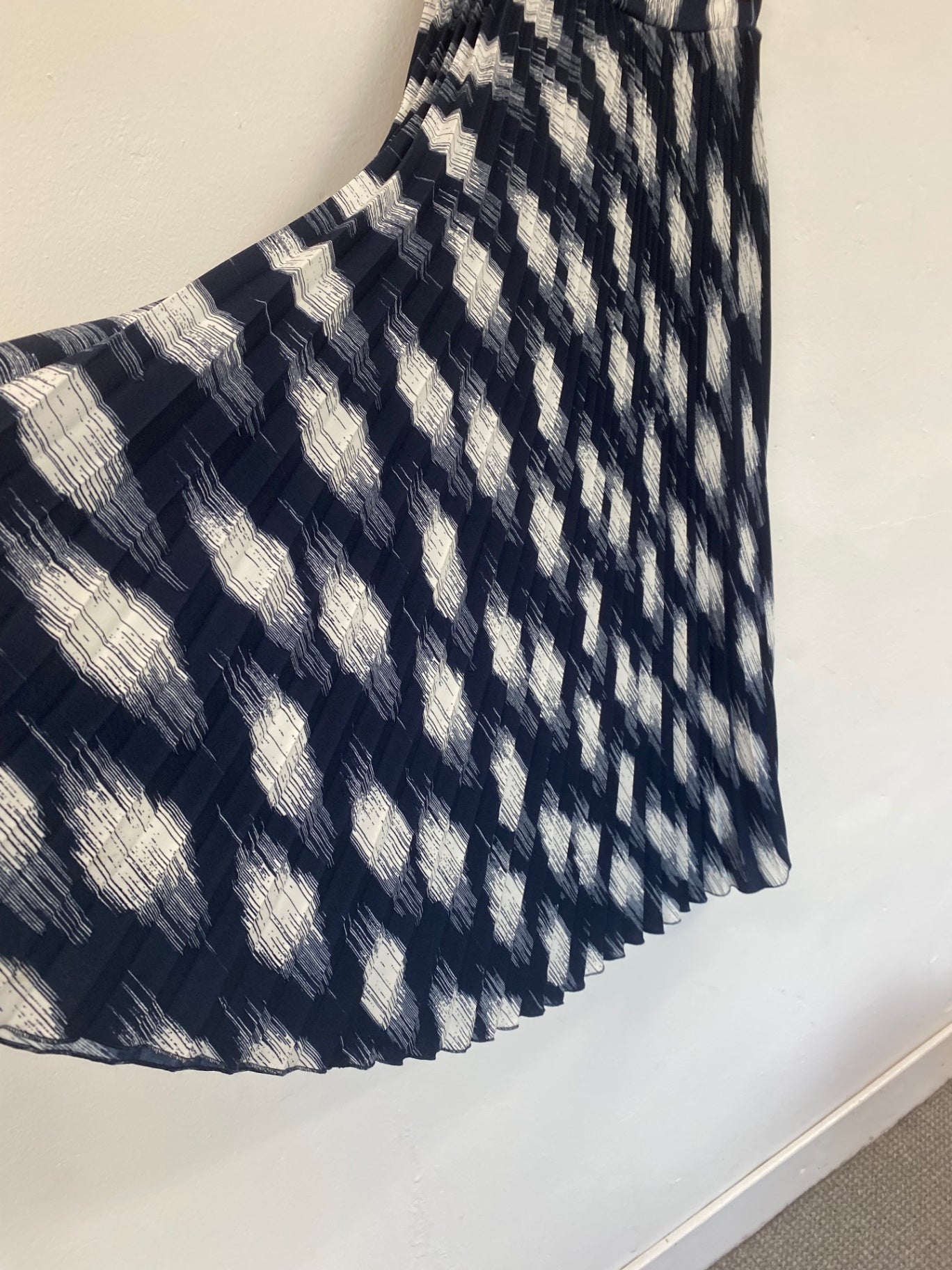 Gorgeous Marks & Spencers pleated midi Skirt UK8 Navy blue & white HT149