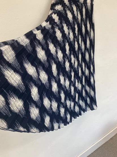 Gorgeous Marks & Spencers pleated midi Skirt UK8 Navy blue & white HT149