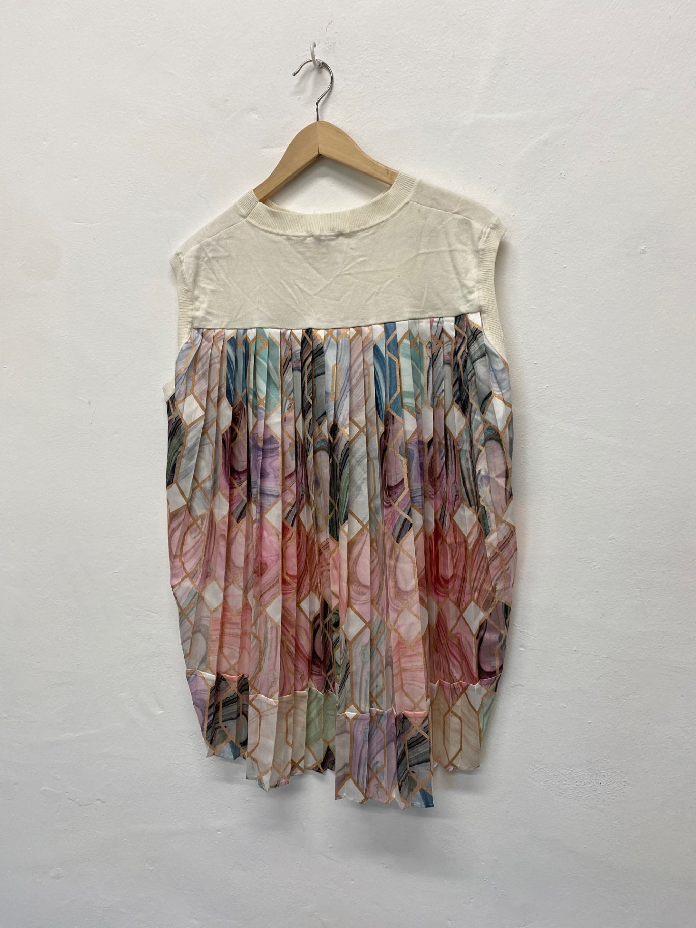 Fabulous Ted Baker Sleeveless  pleated back Top Uk14-16 Size 4 Cream BM001