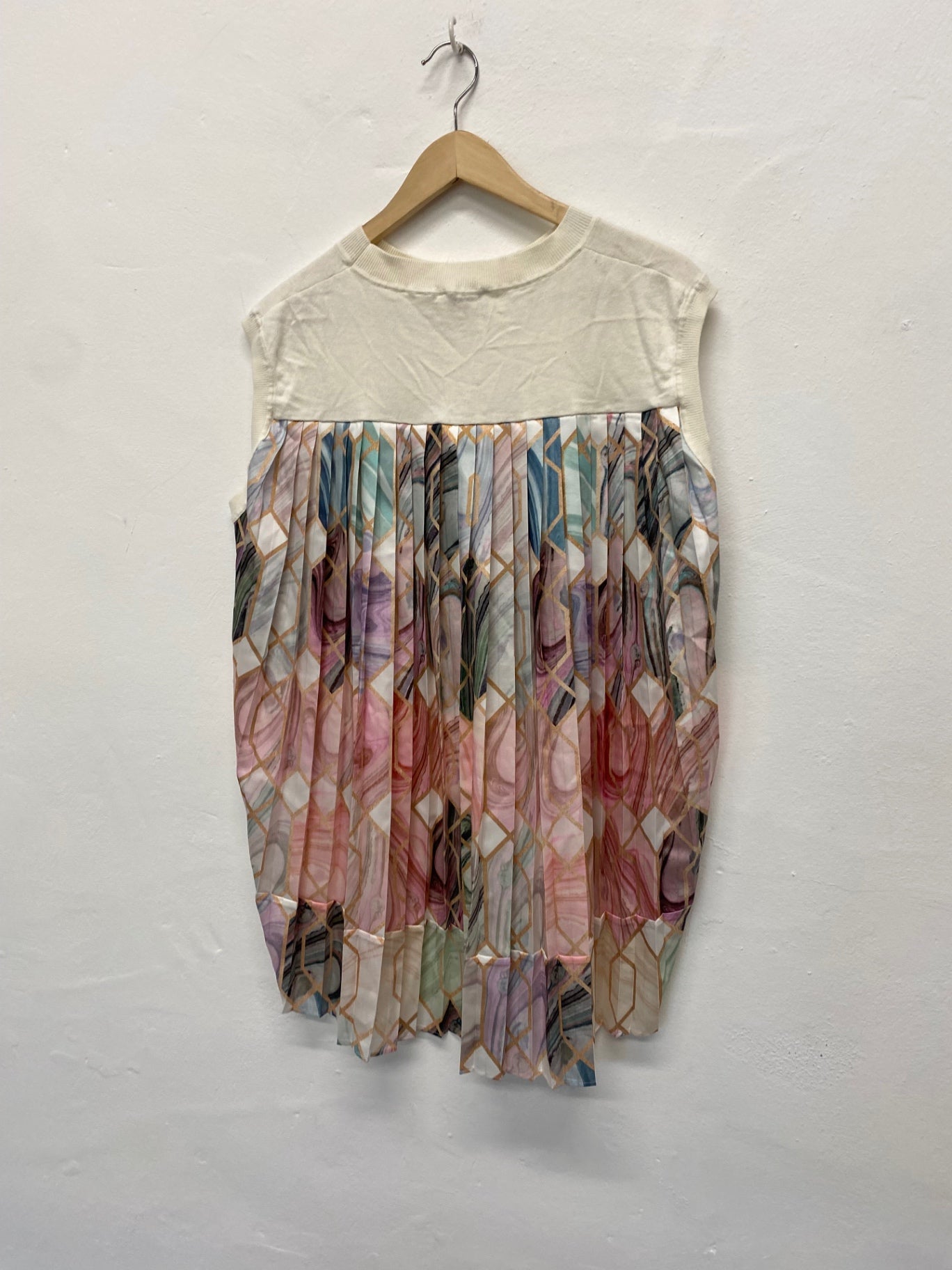 Fabulous Ted Baker Sleeveless  pleated back Top Uk14-16 Size 4 Cream BM001