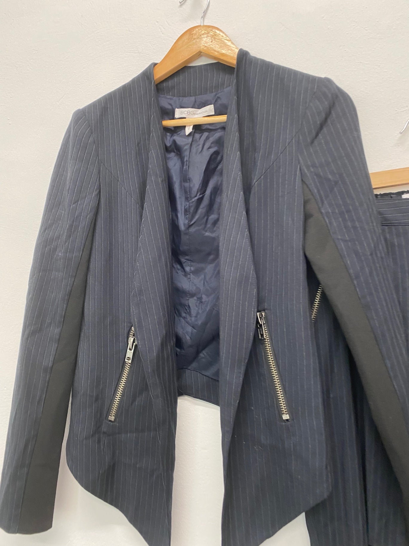 Fabulous BCBG Generation pinstripe classic Suit Set UK XS Navy NM001