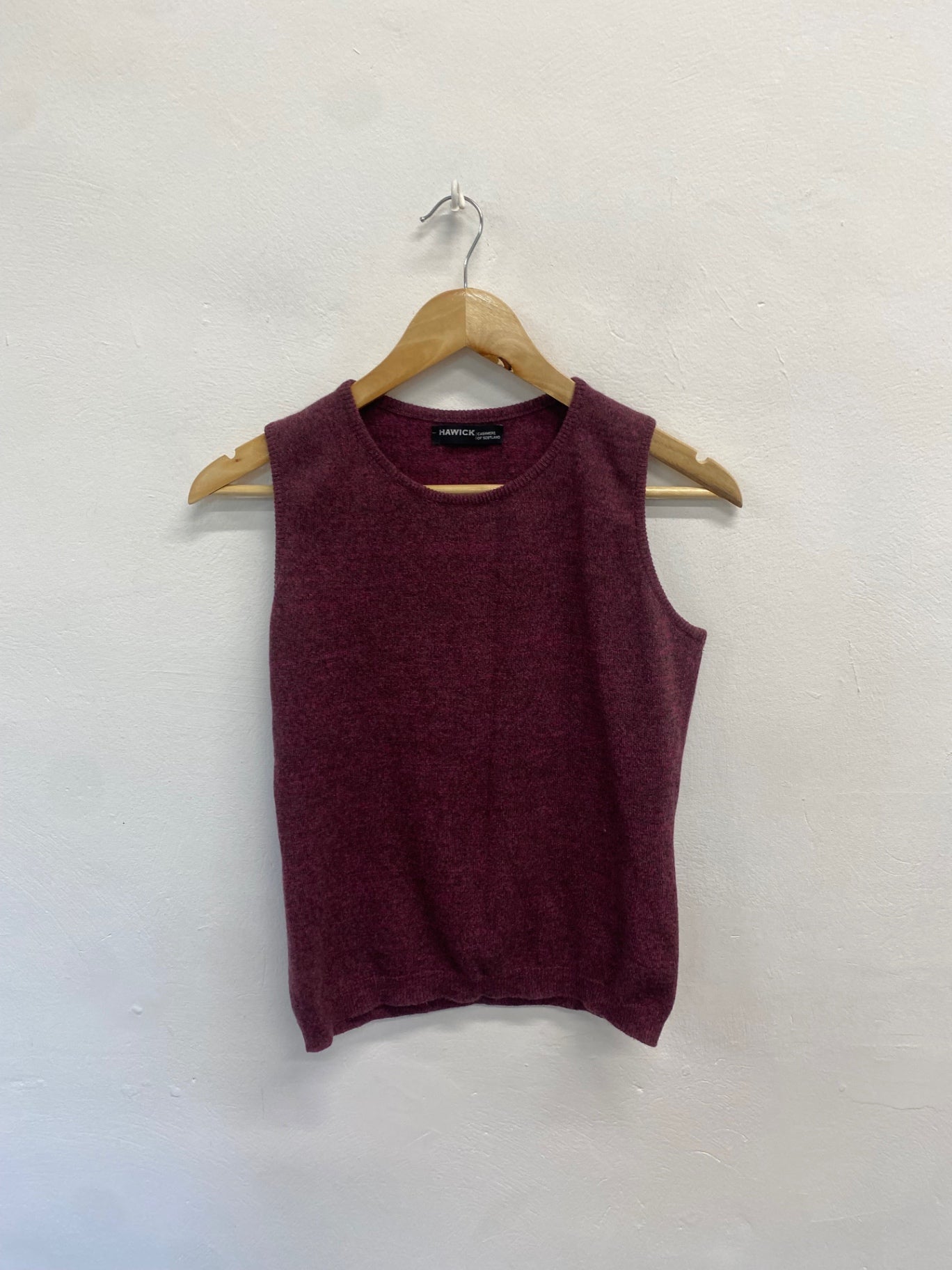 Fabulous Hawick Cashmere Sleeveless jumper UK S Burgundy KB001