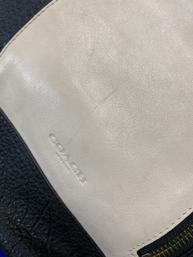 Fabulous Coach manhattan Sling Bag One size Black & cream rare BS001