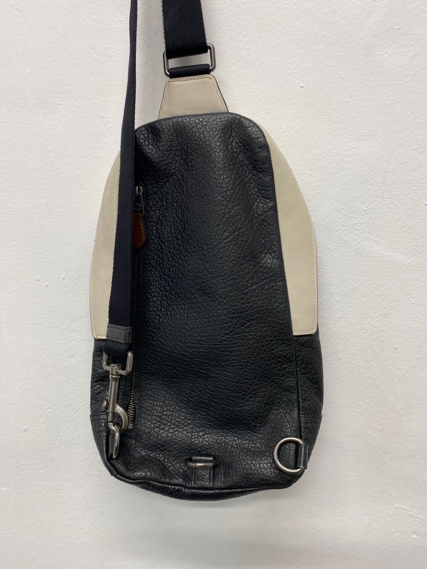 Fabulous Coach manhattan Sling Bag One size Black & cream rare BS001