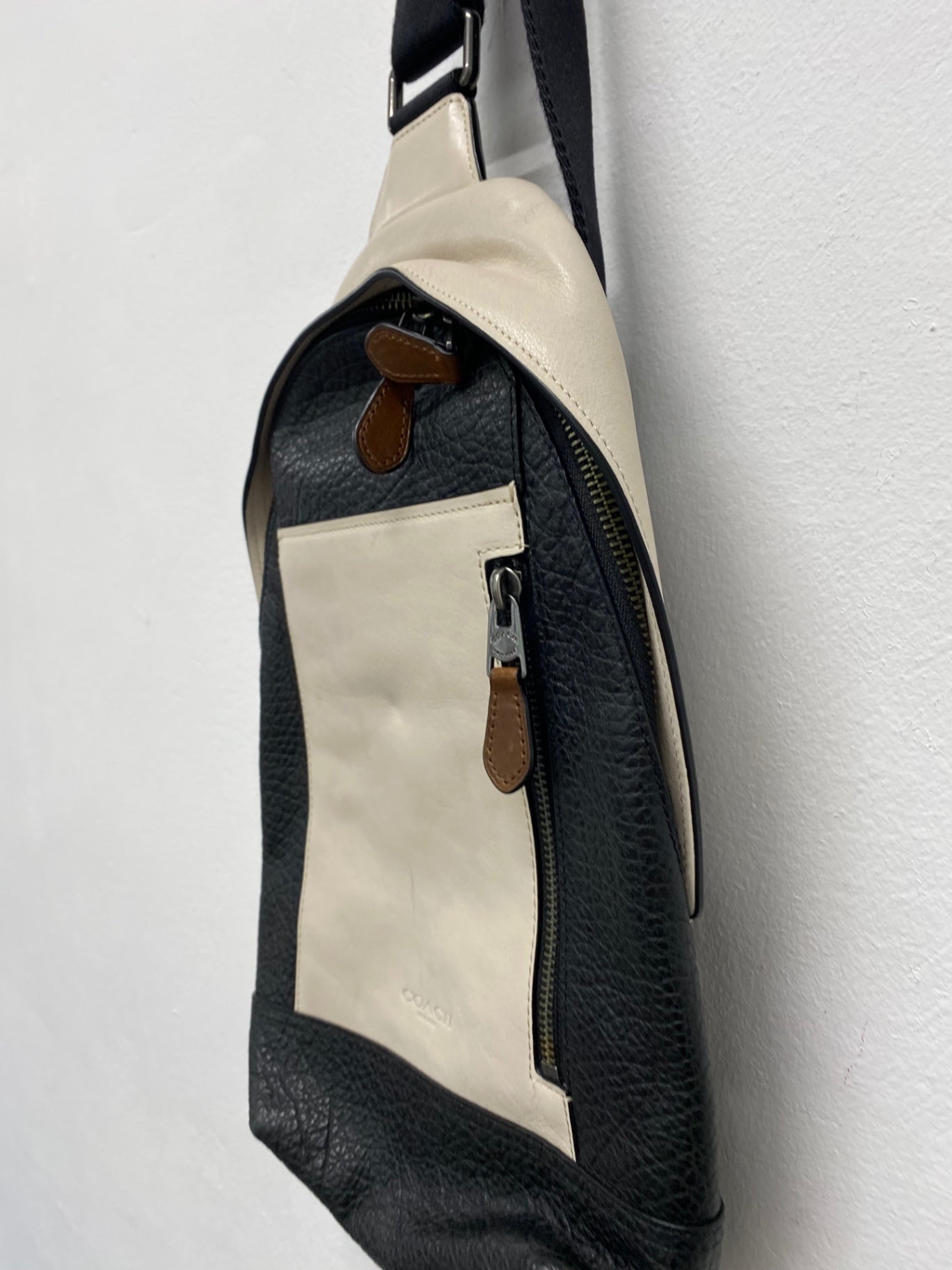 Fabulous Coach manhattan Sling Bag One size Black & cream rare BS001