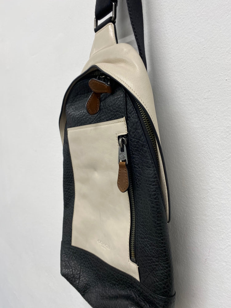 Fabulous Coach manhattan Sling Bag One size Black & cream rare BS001