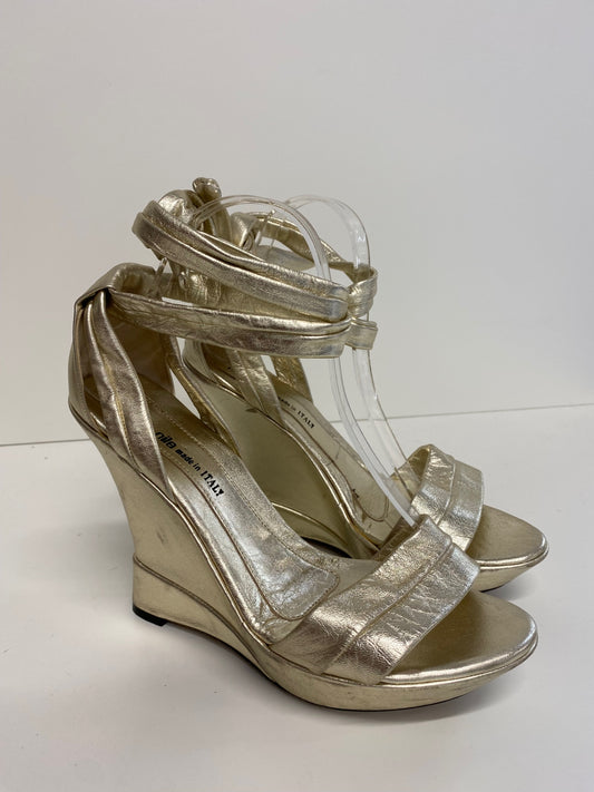 Fabulous Nila & Nila  wedge ankle strap Sandals Uk8 Gold High wedge GM143