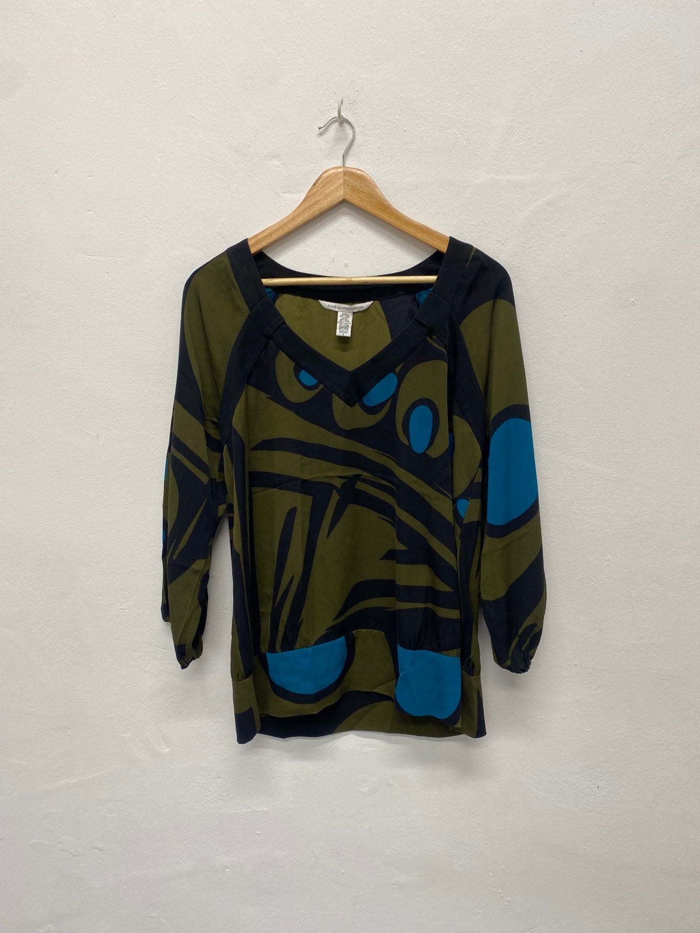 Fabulous Diane von Furstenberg silk blend abstract  Top UK10 Olive Green MD002