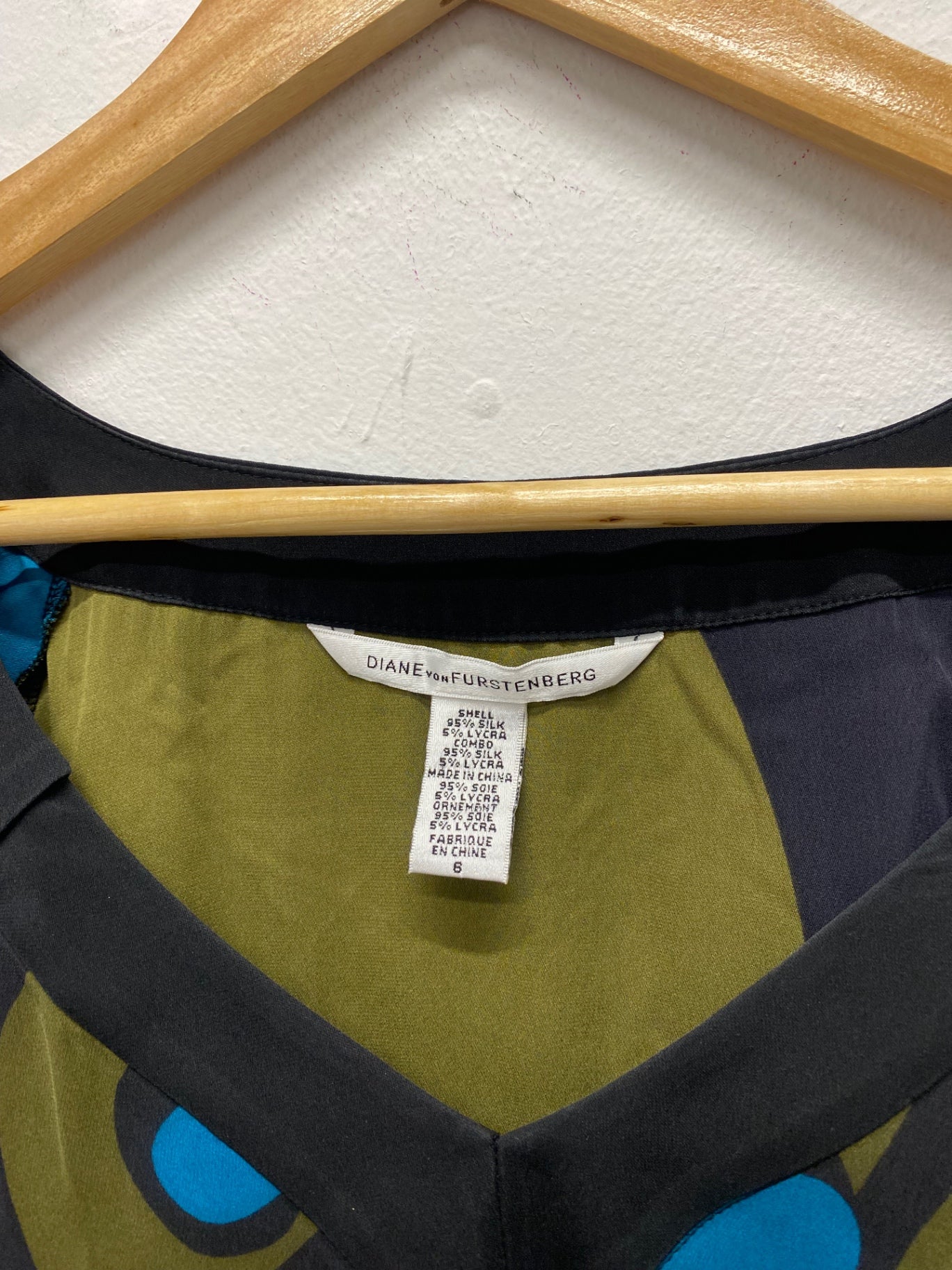 Fabulous Diane von Furstenberg silk blend abstract  Top UK10 Olive Green MD002