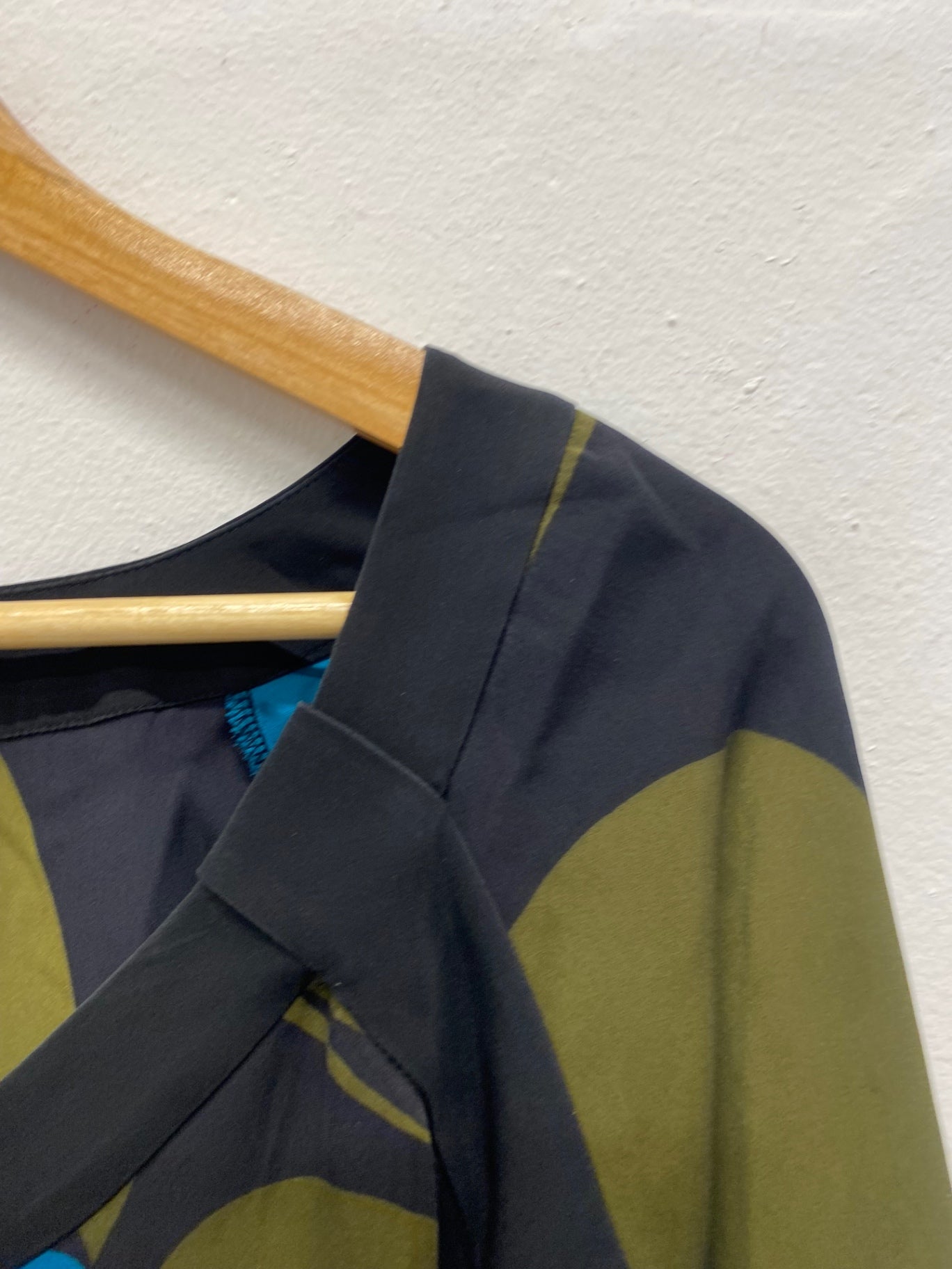 Fabulous Diane von Furstenberg silk blend abstract  Top UK10 Olive Green MD002