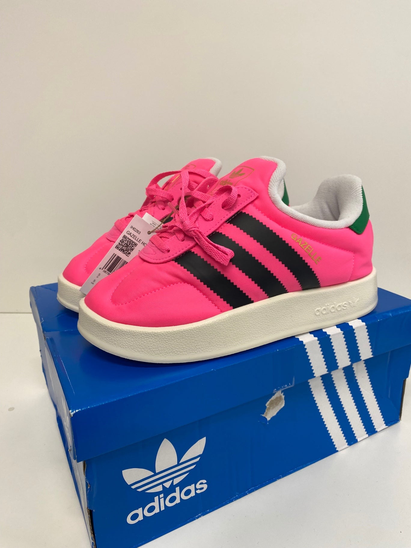 Fabulous Adidas Gazelle Home slipper Sneakers UK5 Pink originals New LG276