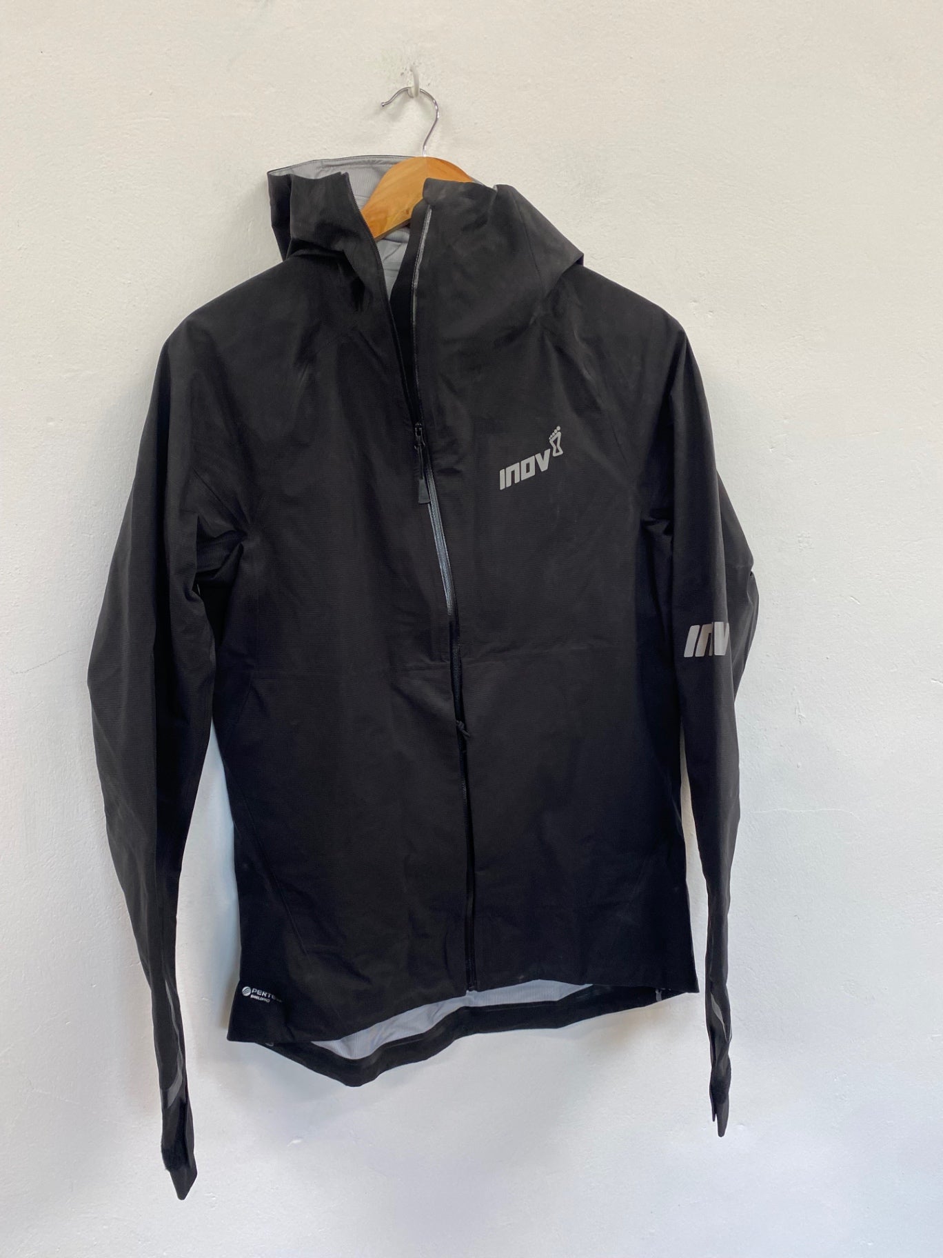 Fabulous INOV-8 Men’s walking Waterproof Coat UK S Black KH001