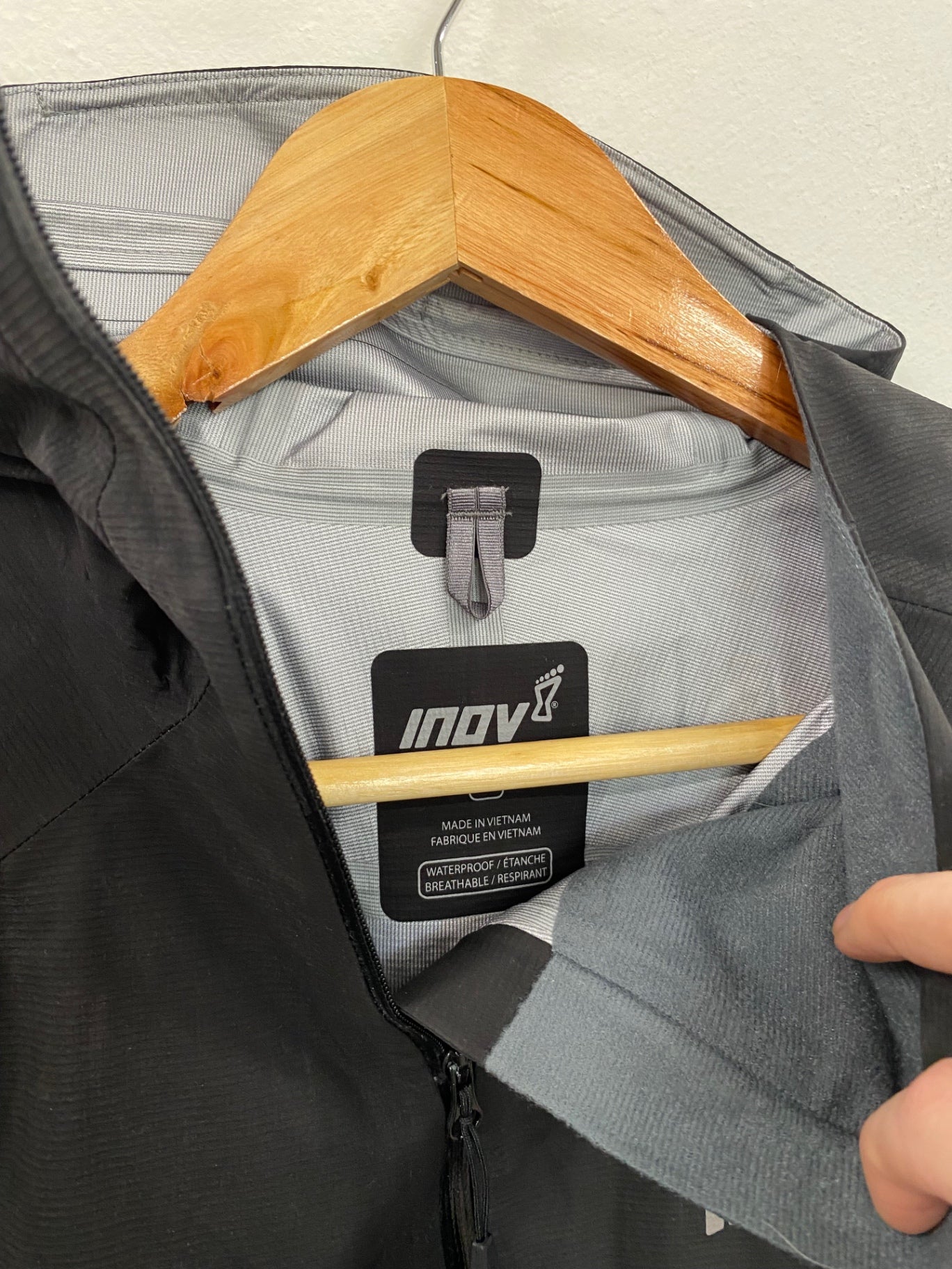 Fabulous INOV-8 Men’s walking Waterproof Coat UK S Black KH001