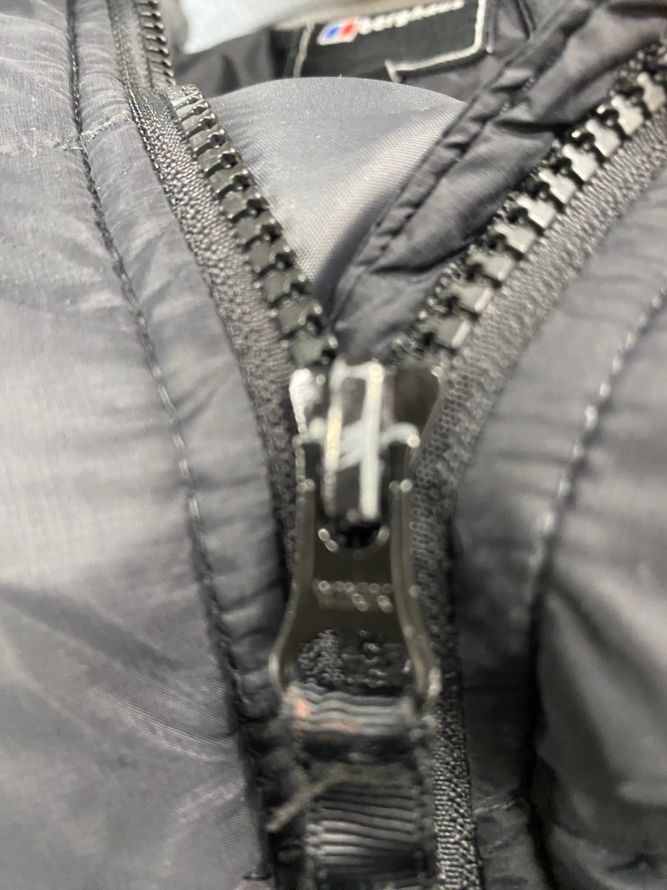 Fabulous Berghaus Puffer Jacket Age 11-12 Black SW461