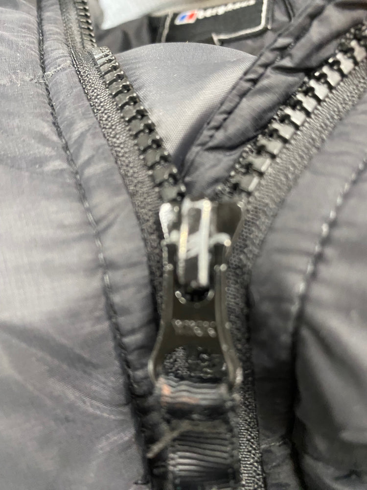 Fabulous Berghaus Puffer Jacket Age 11-12 Black SW461