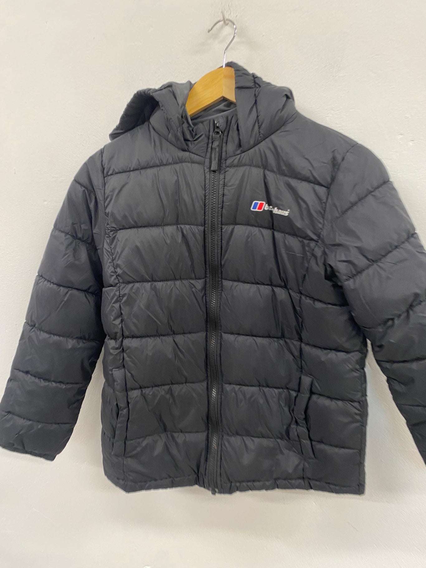 Fabulous Berghaus Puffer Jacket Age 11-12 Black SW461