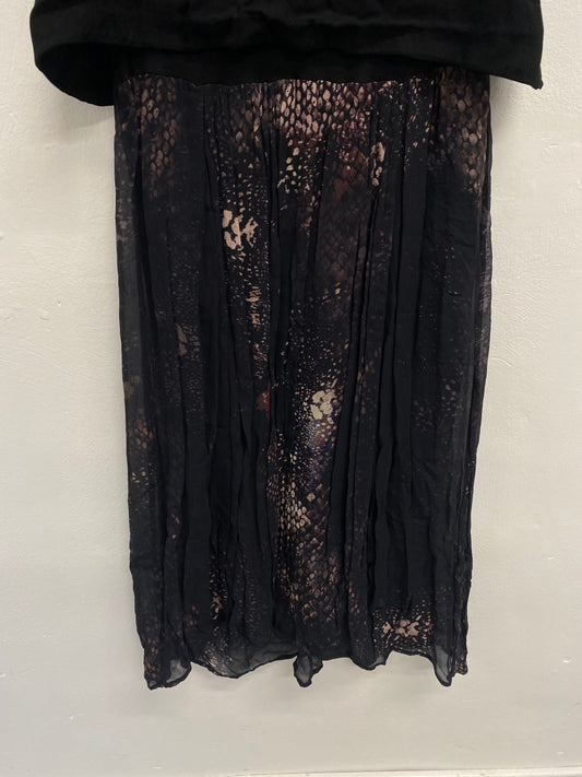 Fabulous Mint Velvet Midi Dress pleated peplum UK 12 Black abstract KM475