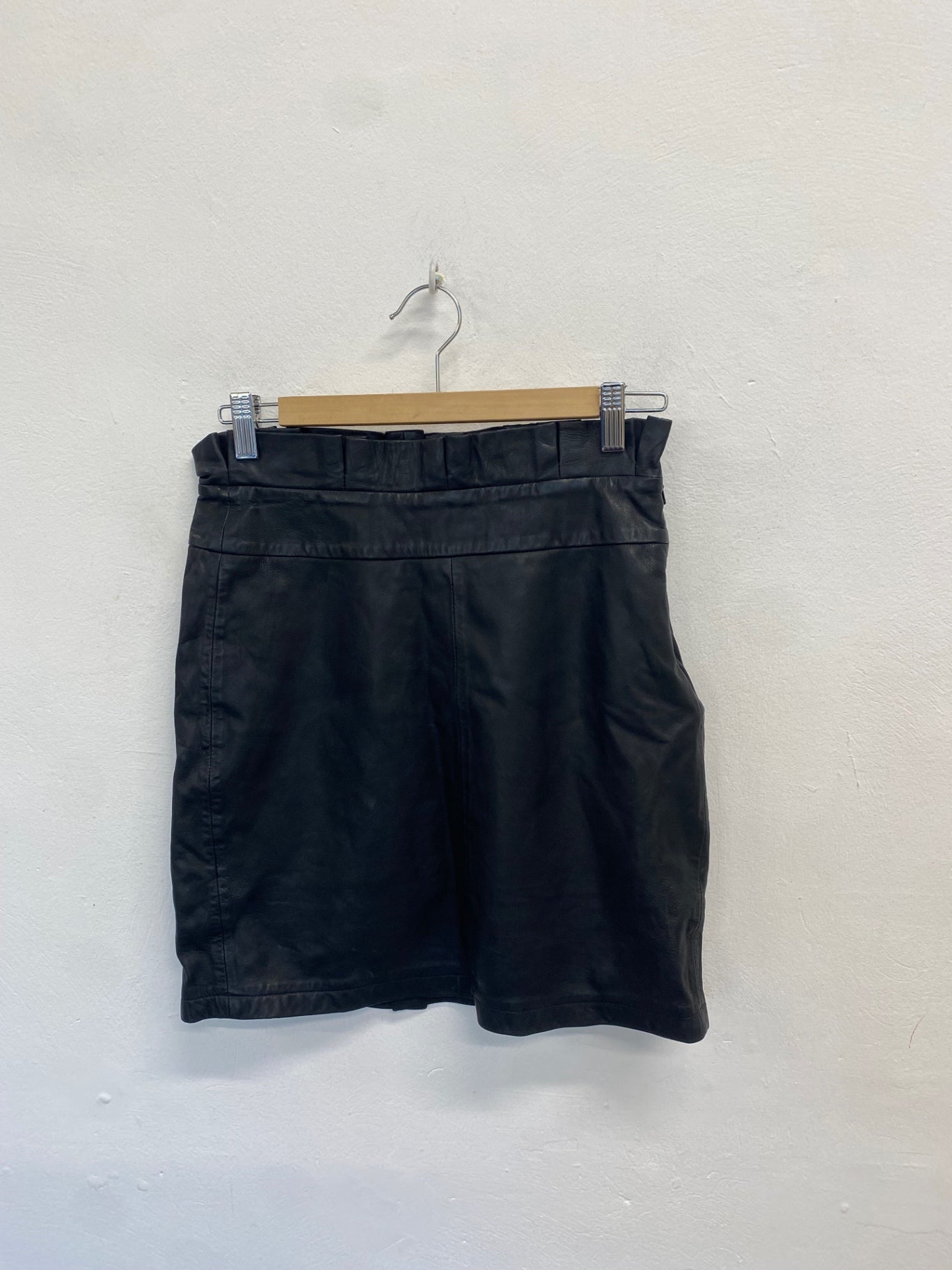 Fabulous Numph Mini Skirt UK 8 Black leather pleated top CP002