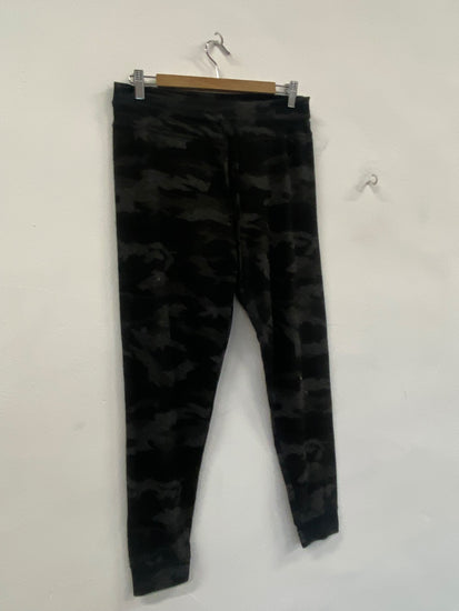 WASH Fabulous Beyond Yoga joggers Black with dark gray camouflage pattern