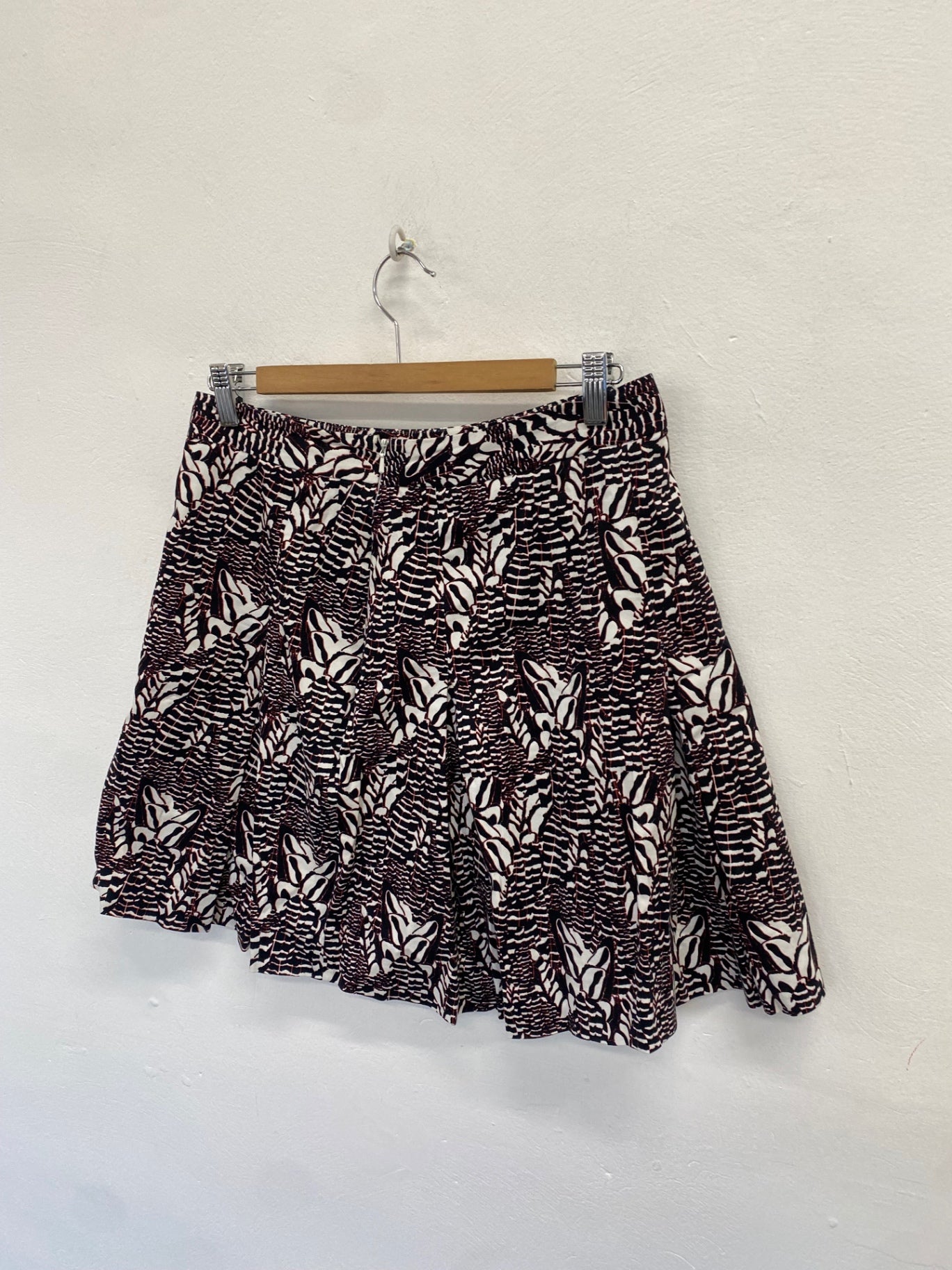 Fabulous Reiss sitars Midi Skirt UK 12 Black and white red CS001