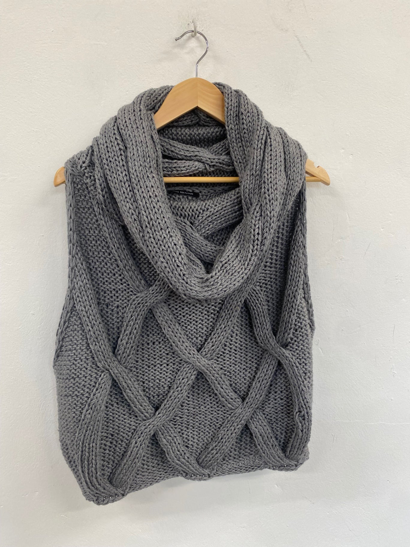 Fabulous Ramune Piekautaite pure wool sleeveless Jumper UK8 Light Grey AE001