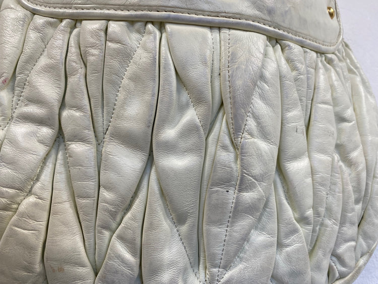 Fabulous Miu Miu Matelasse Coffer Handbag Cream AE001