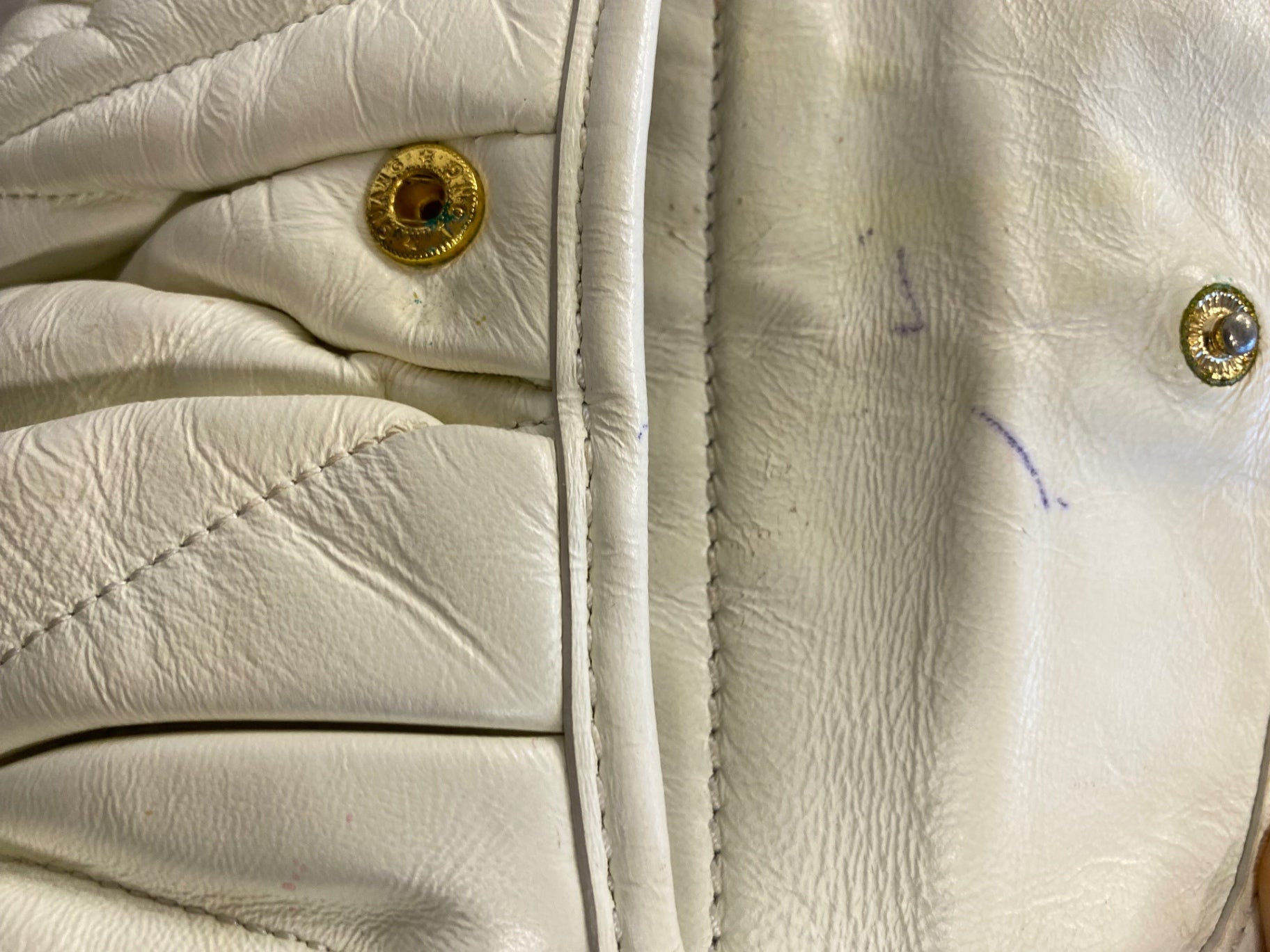 Fabulous Miu Miu Matelasse Coffer Handbag Cream AE001