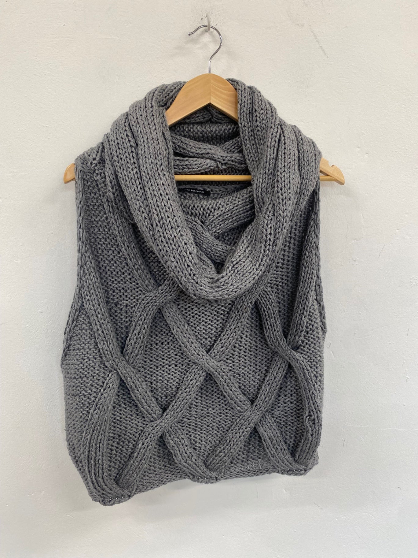 Fabulous Ramune Piekautaite pure wool sleeveless Jumper UK8 Light Grey AE001