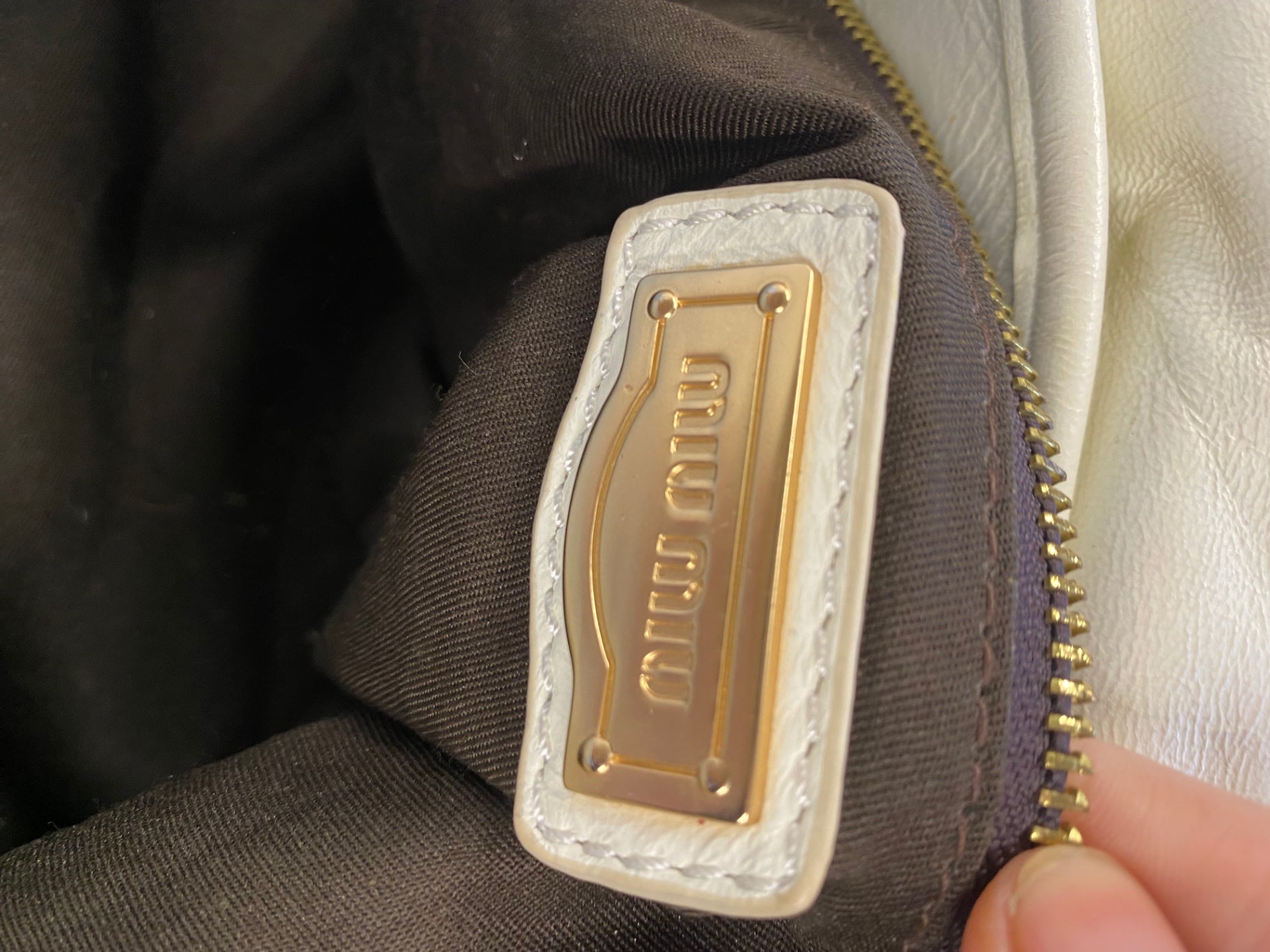 Fabulous Miu Miu Matelasse Coffer Handbag Cream AE001