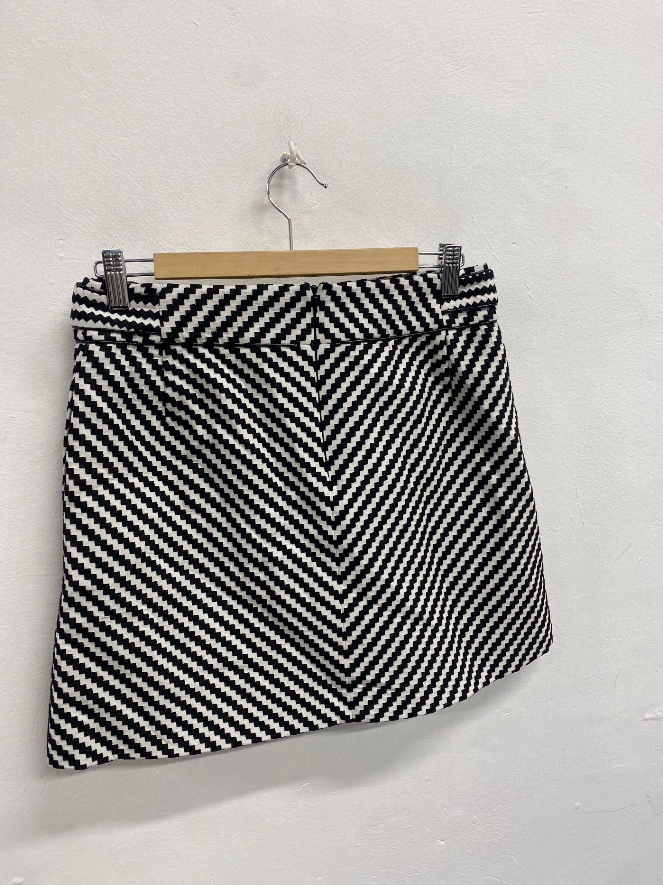 Fabulous Karen Millen Mini Skirt UK 10 Black zig zag White NF494