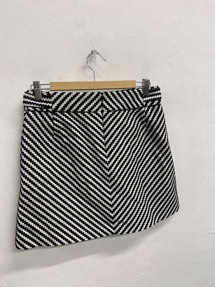 Fabulous Karen Millen Mini Skirt UK 10 Black zig zag White NF494